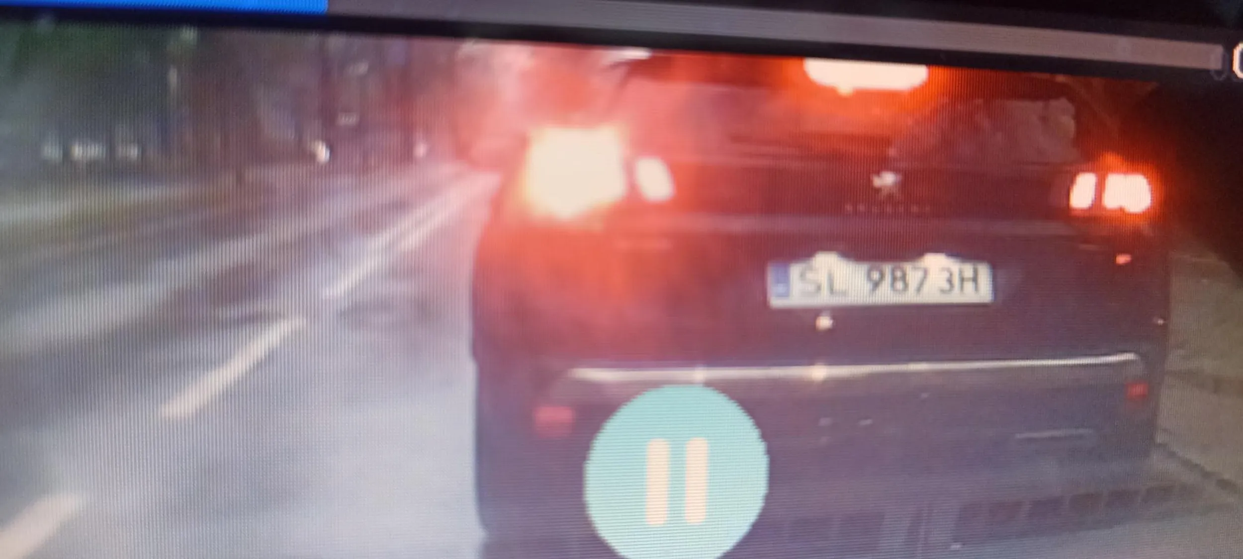 Uwaga za kierownicą damskiego Peugeota siedzi jakaś spasła świnia która totalnie nie zna przepisów ruchu drogowego bez żadnego kierunkowskazu zatrzymuje się na drodze hamuje a gdy się chamowi pierdolonemu zwróci uwagę to pokazuje palec który wsadza se w dupę żeby se zrobić dobrze najwyższy poziom inteligencji