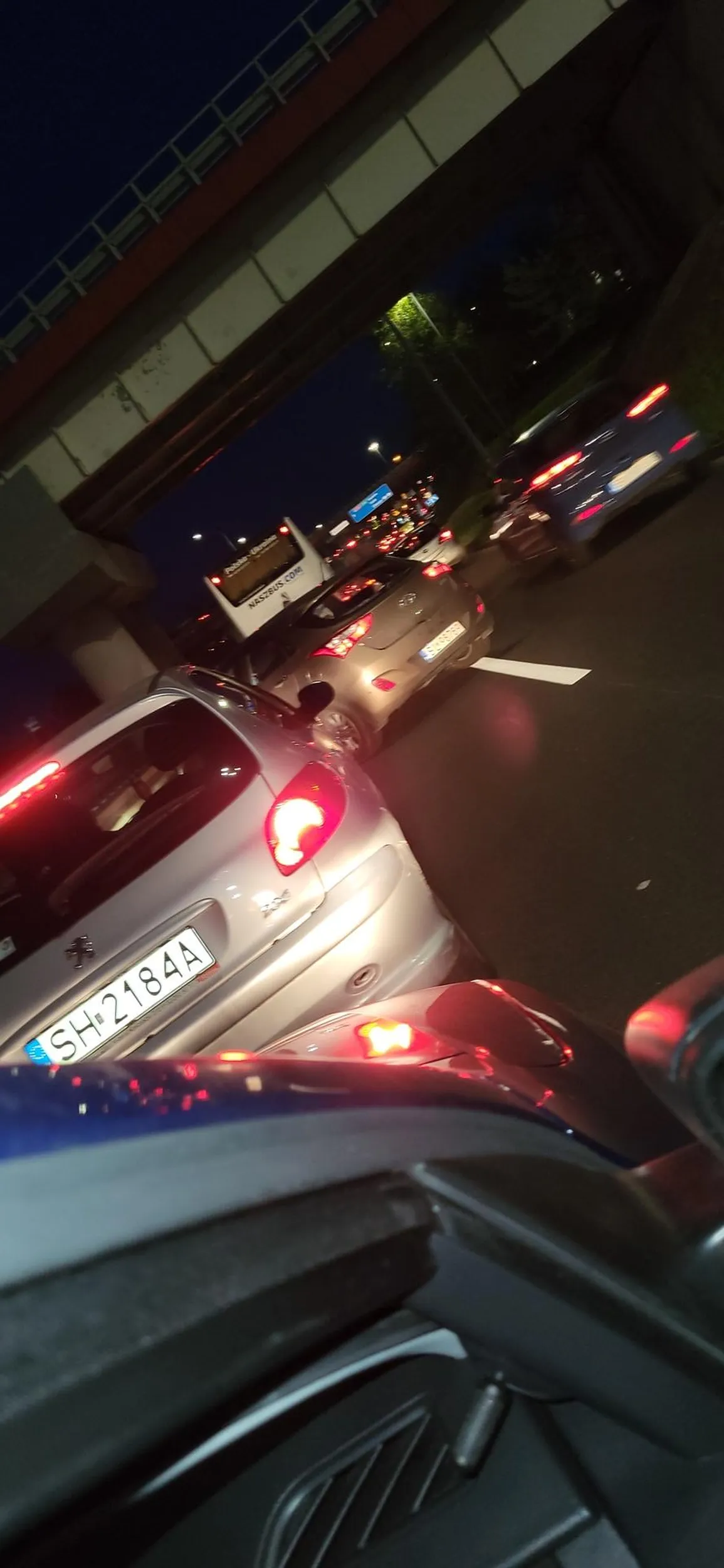 Chcą ominąć korek zablokował prawy pas, blokując ruch na drodze. Cebula drogowa.