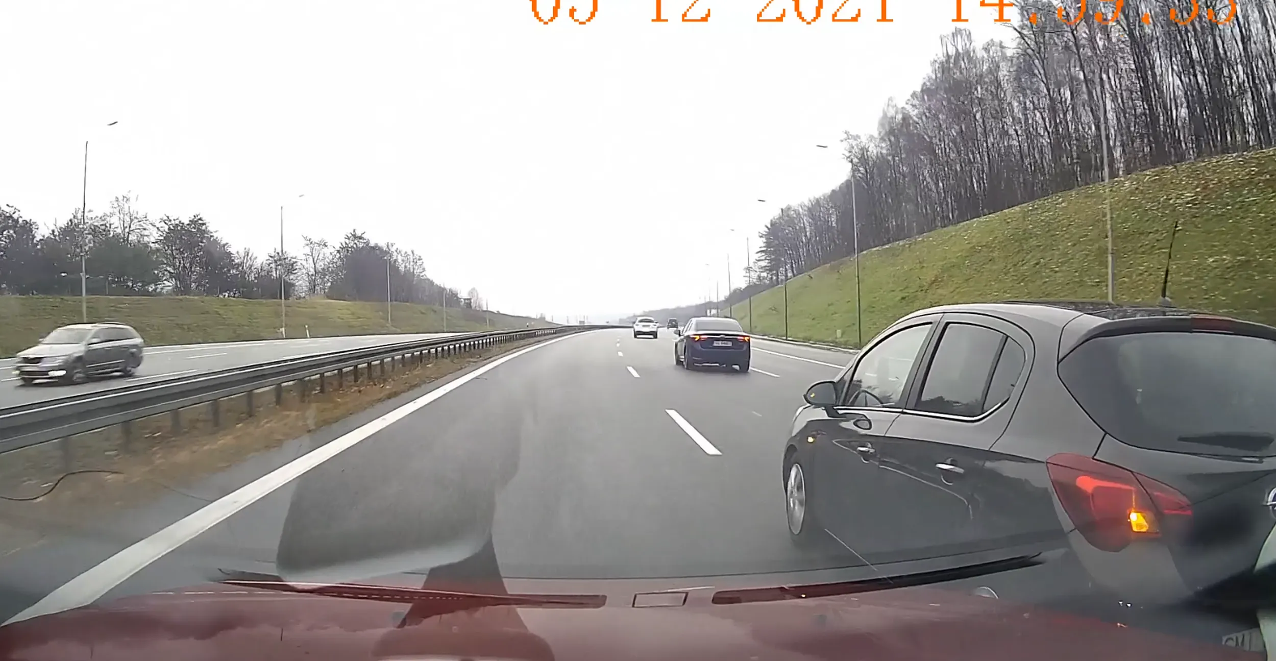 UWAGA NA TEGO KIEROWCE. Prawie wjechał pod samochód jadący 140km/h z dzieckiem w środku. Albo samobójca albo morderca, polecam nauczyć się korzystać z lusterek.
