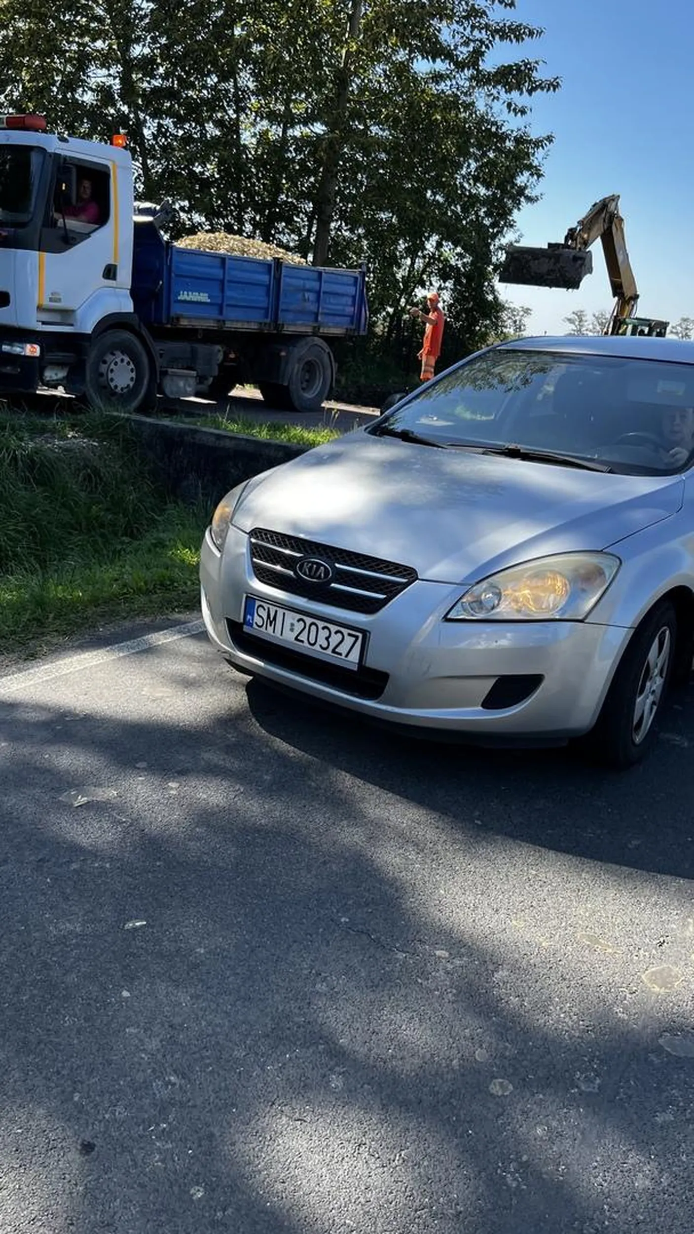 Stara baba podczas wyprzedzania koparki nie zauważyła auta ciężarowego (czyli mnie) wychamowalem z ledwością 10t około 20cm przed jej maską! Nie pozdrawiam