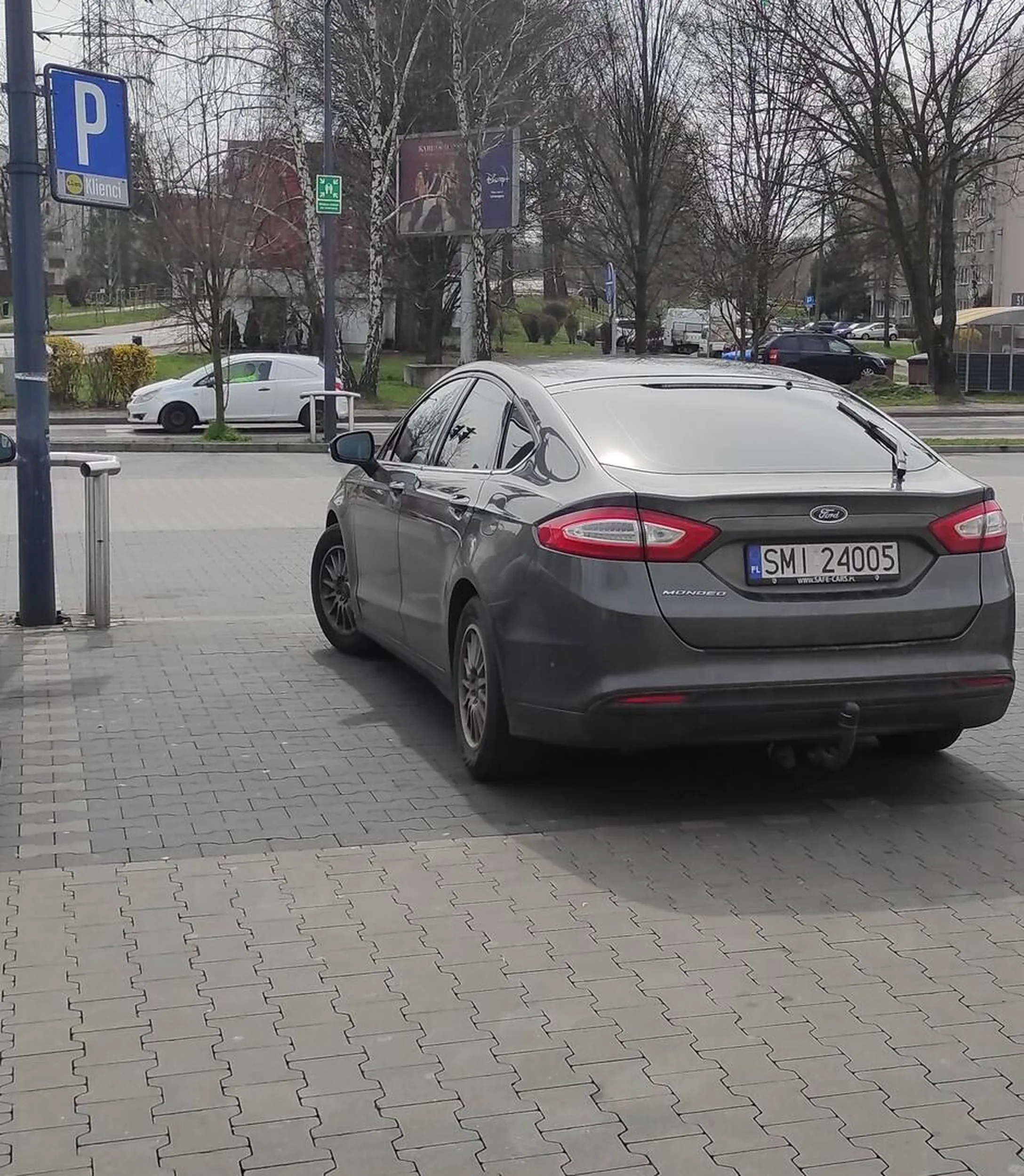 Księciuniu, jeśli nie widzisz linii oddzielających miejsc parkingowych, to polecam następnym razem jechać najpierw do okulisty, a później do dyskontu spożywczego. Widoczne na zdjęciach miejsca nie były jedynymi wolnymi, 80% parkingu było dostępne dla klientów sklepu.