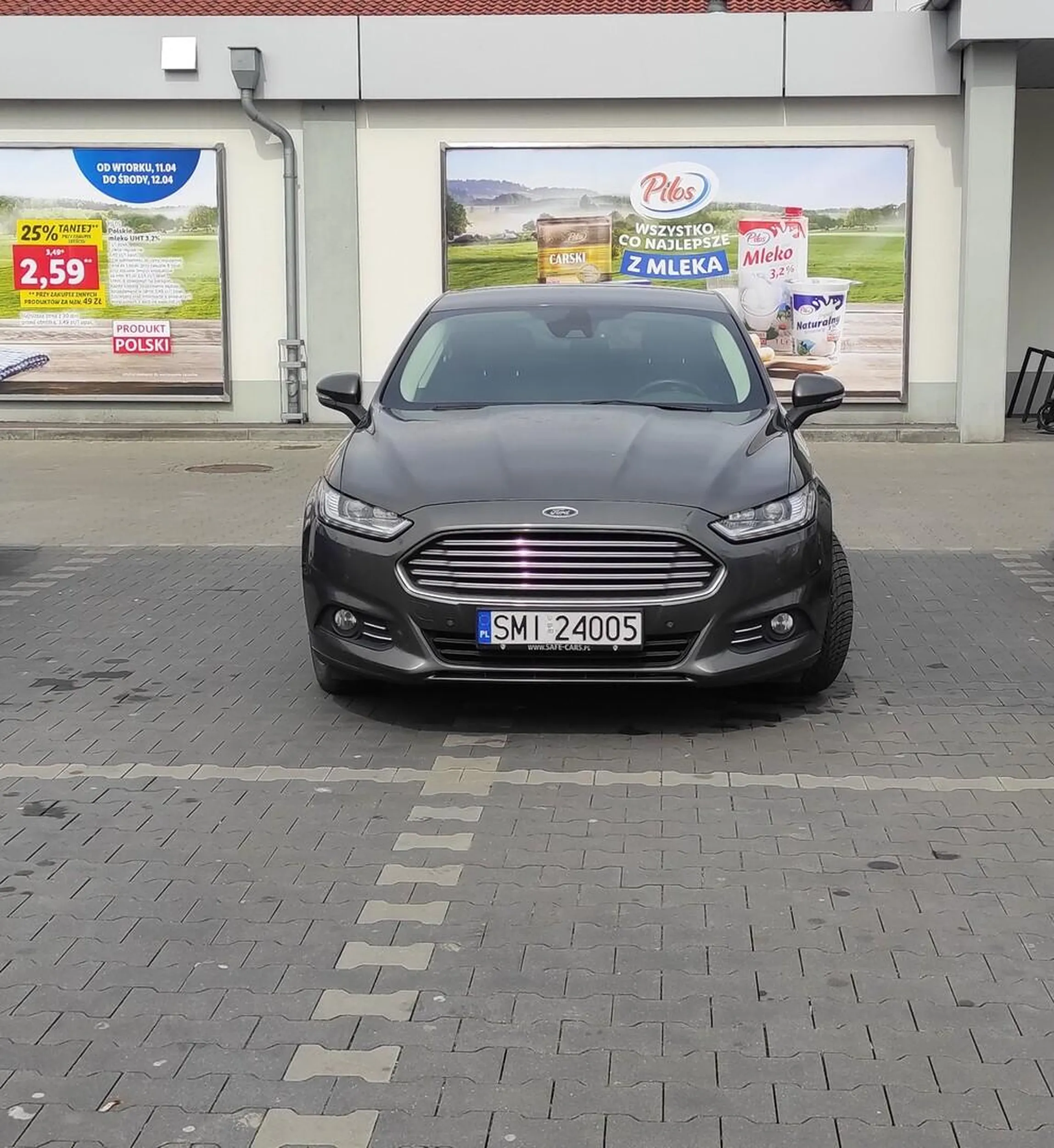 Księciuniu, jeśli nie widzisz linii oddzielających miejsc parkingowych, to polecam następnym razem jechać najpierw do okulisty, a później do dyskontu spożywczego. Widoczne na zdjęciach miejsca nie były jedynymi wolnymi, 80% parkingu było dostępne dla klientów sklepu.