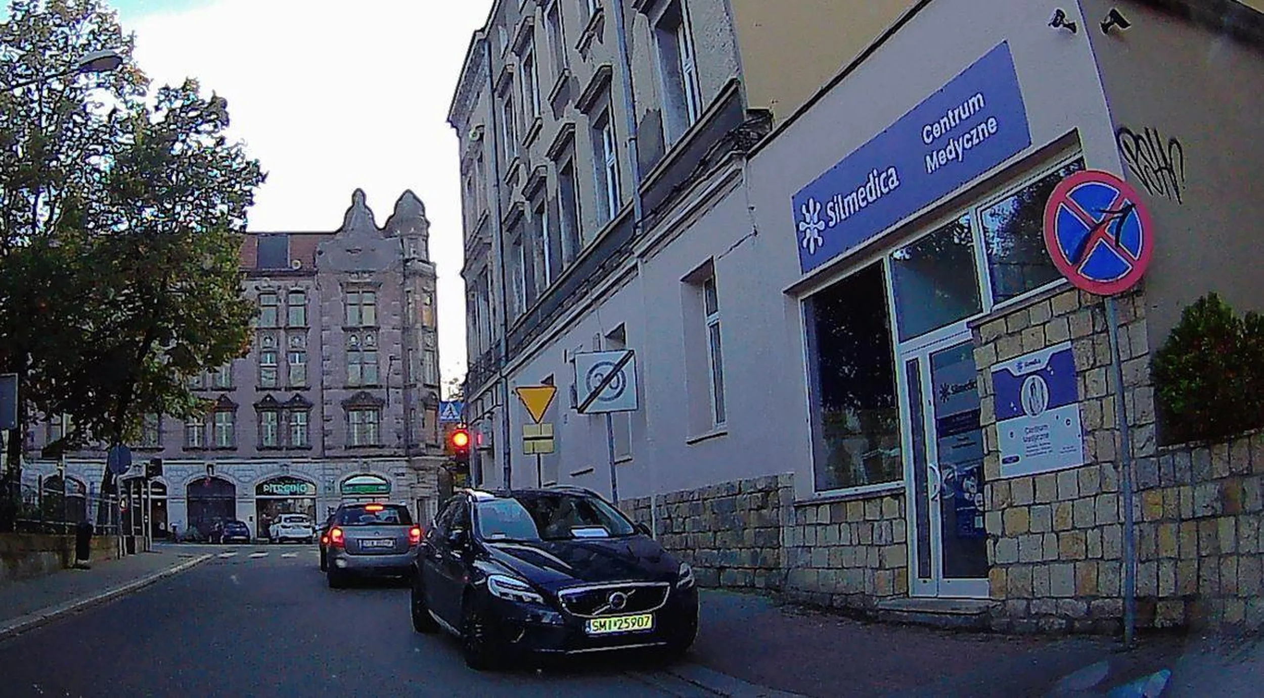 Fantastyczne parkowanie. Skrzyżowanie. Dodatkowo znak zakazu. Droga dwukierunkowa... Prawo jazdy do utylizacji. Nawet jakiś poirytowany obywatel wsadził za wycieraczkę kartkę ze stosownym napisem.