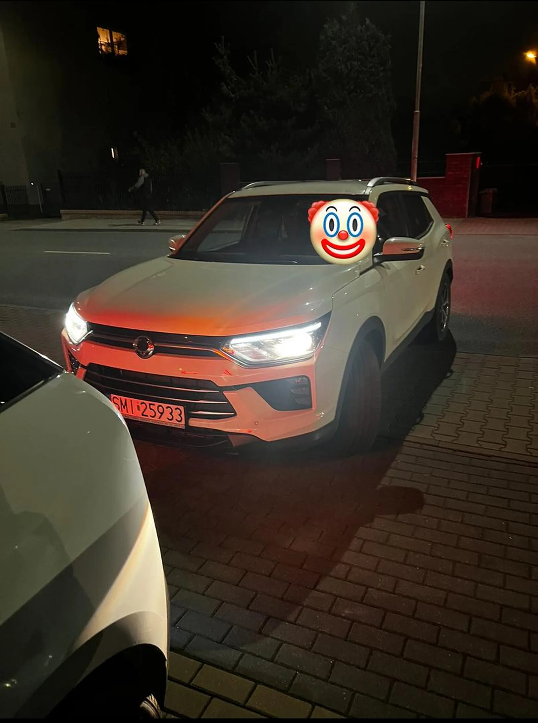 Pan nie rozumie, że jak wyjazd z „parkingu” jest zablokowany to trzeba wycofać. Trąbienie i złośliwe blokowanie wyjazdu sprawiło mu dużo satysfakcji. Więc proszę bardzo „Kur** mac” tak jak już wspomniałam podczas spotkania  - oto ON..