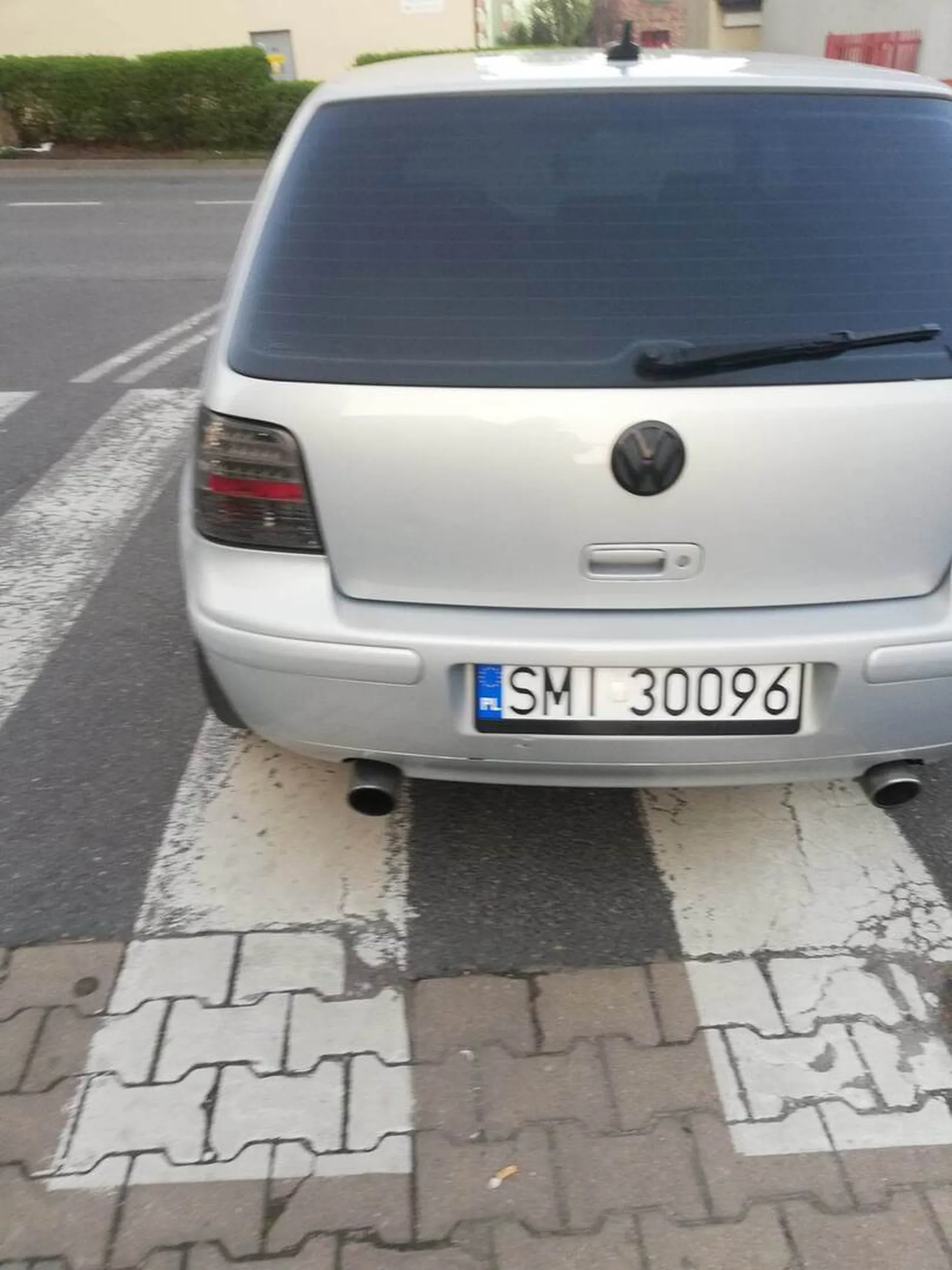 Parkuje sztrucla na pasach.