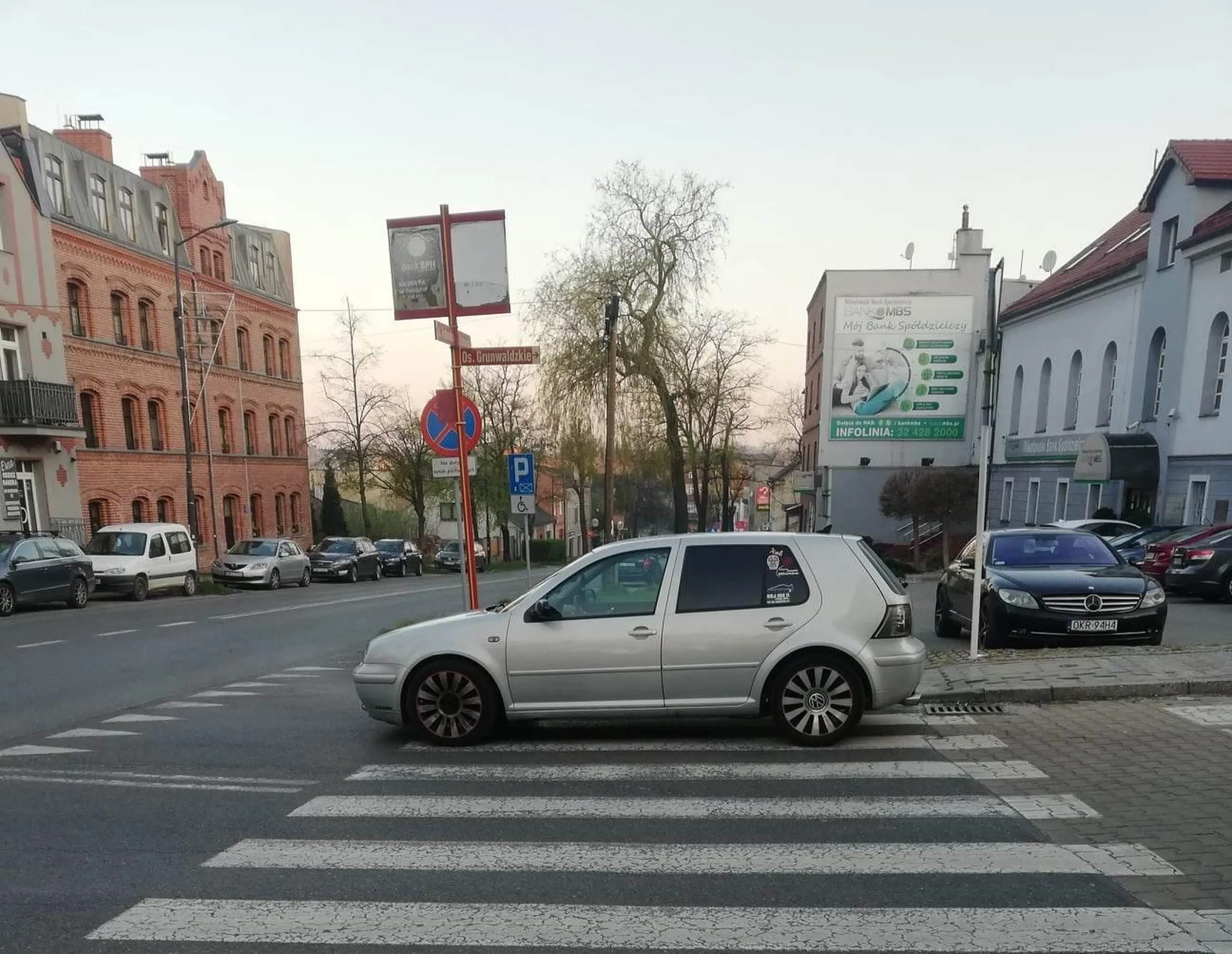 Parkuje sztrucla na pasach.