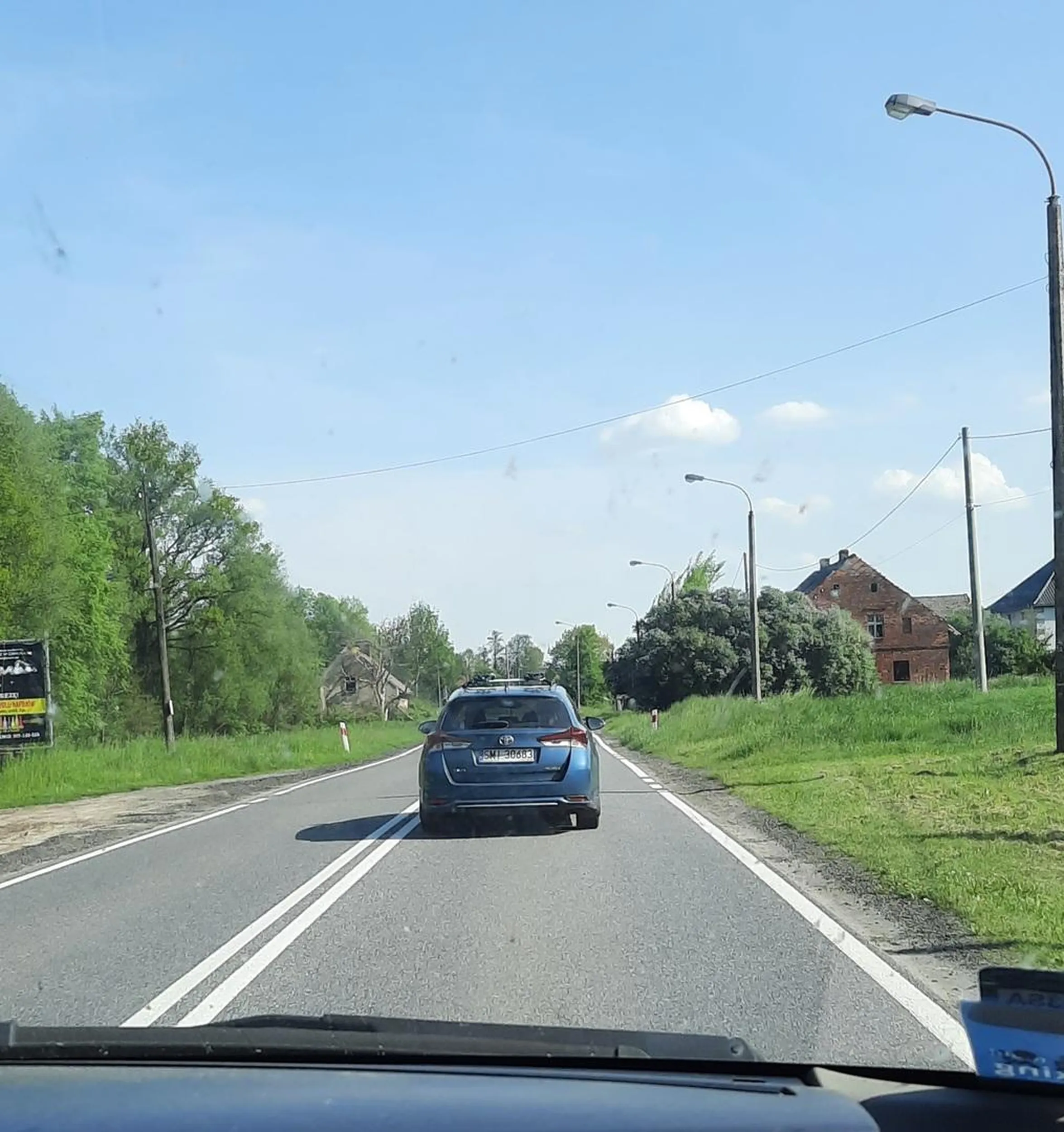 Nie dość,że wymusił pierszeństwo wjazdem z podporządkowanej. To zaraz potem aby sprowokować zderzenie (nie spodobalo sie prawdopodobnie że nie wyhamowaliśmy na czas i byliśmy za blisko) na podwójnej ciągłej niby gwałtownie hamuje i skręca, po czym jedzie dalej prosto. Dramat. Niebezpieczny kierowca, stworzył realne zagrożenie, a miał dziecko na tyłach w foteliku.