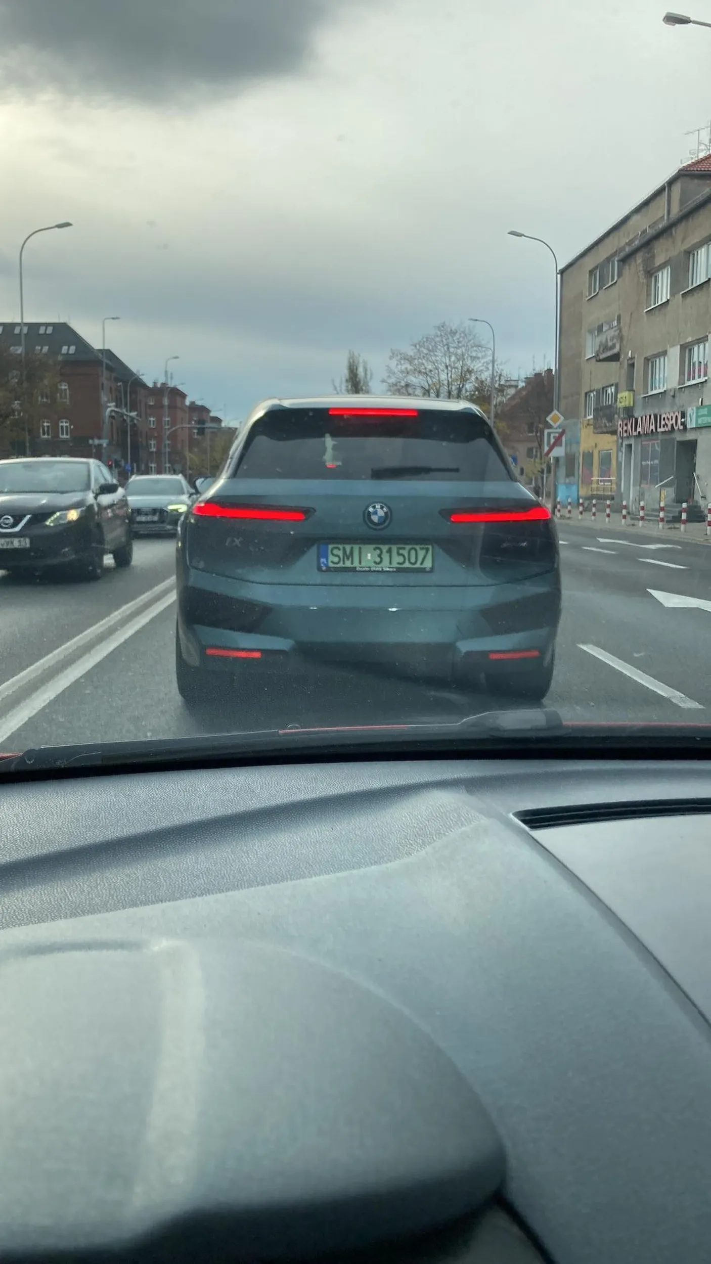 Bus pasem jedzie i blokuje droge