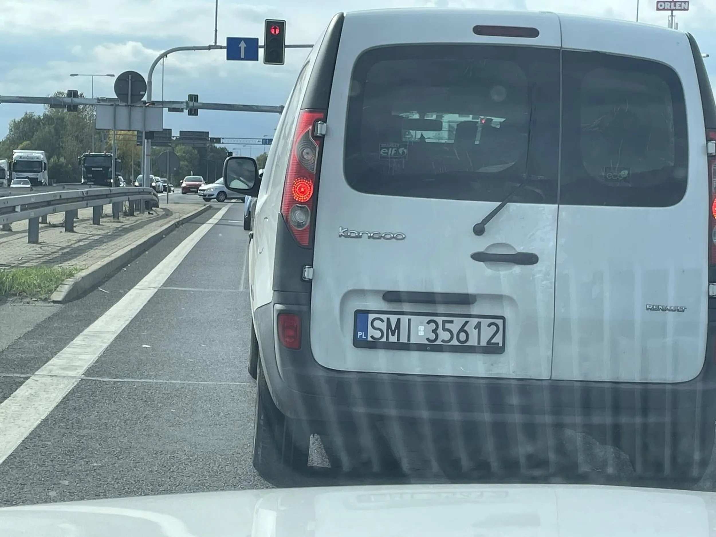 Gratuluje jazdy środkiem na dwu pasmowej, blokowanie lewego pasa i cała drogę z Katowic do Łazisk z telefonem przy gębie, jeździ Pan jak piz*da i jest pan po prostu  nienormalny. Oby cię szybko pochylali..