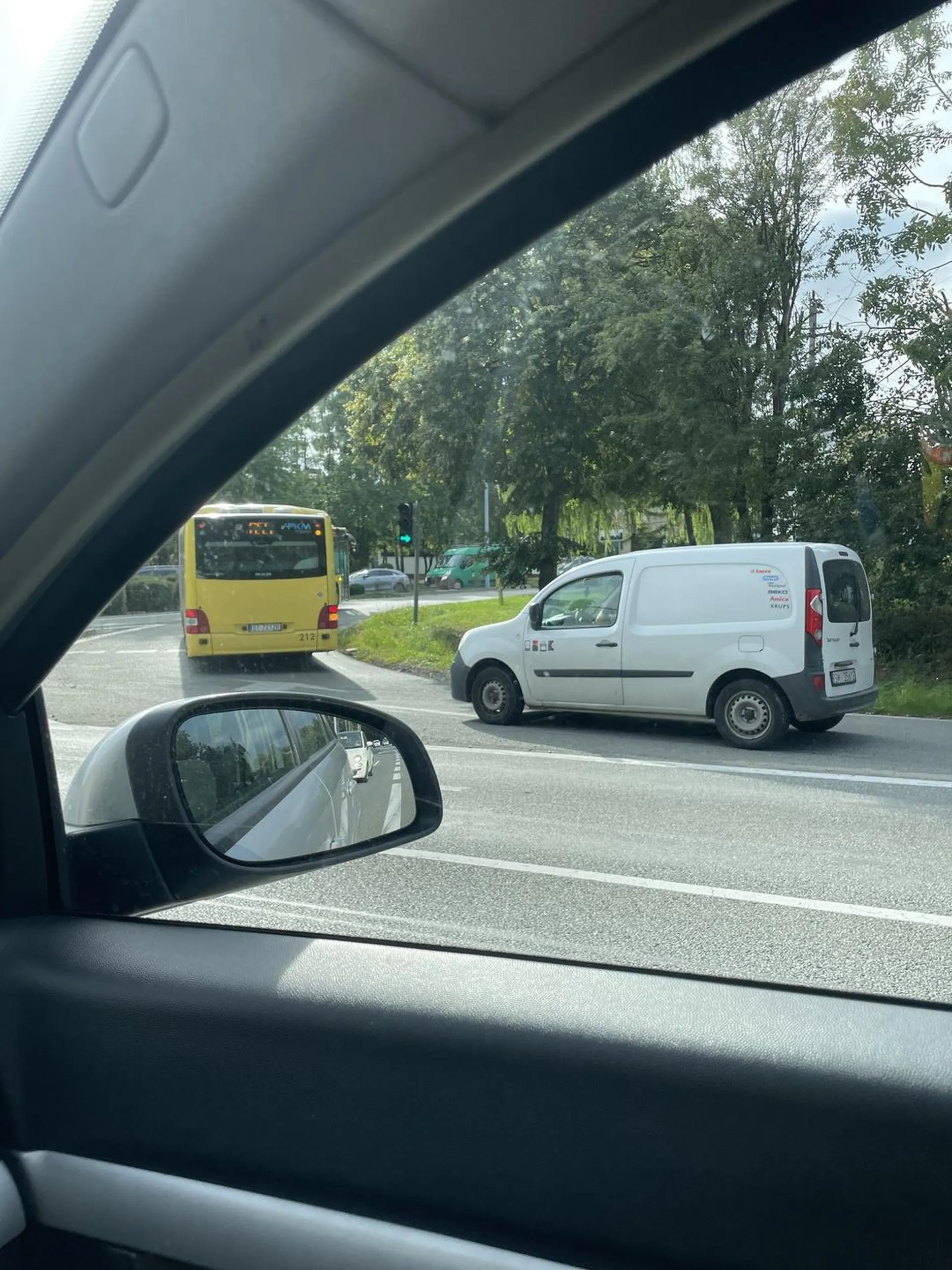 Gratuluje jazdy środkiem na dwu pasmowej, blokowanie lewego pasa i cała drogę z Katowic do Łazisk z telefonem przy gębie, jeździ Pan jak piz*da i jest pan po prostu  nienormalny. Oby cię szybko pochylali..