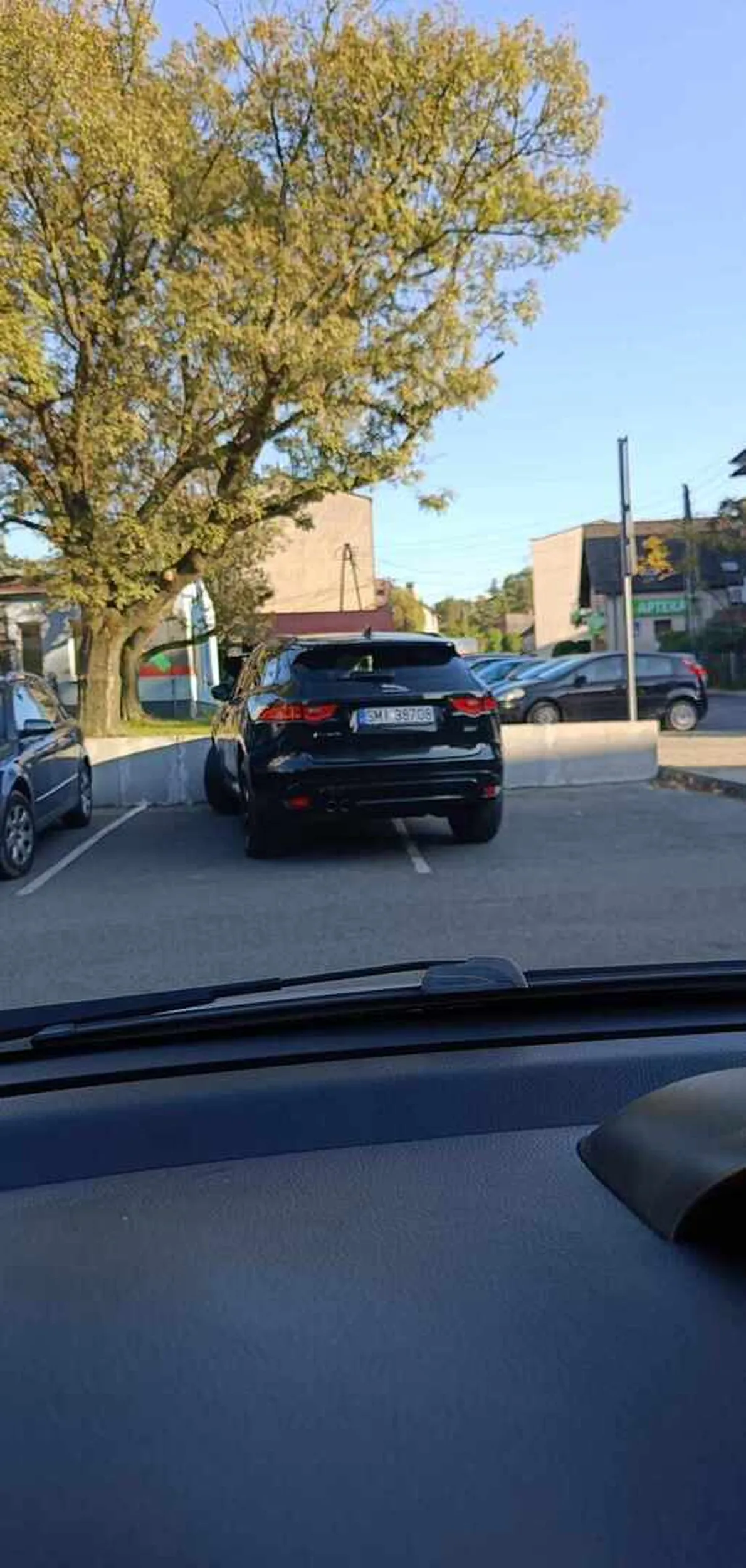 Jeżeli kierowca ma problem z zaparkowaniem średnich rozmiarów suva polecam kupić coś mniejszego jak Seicento