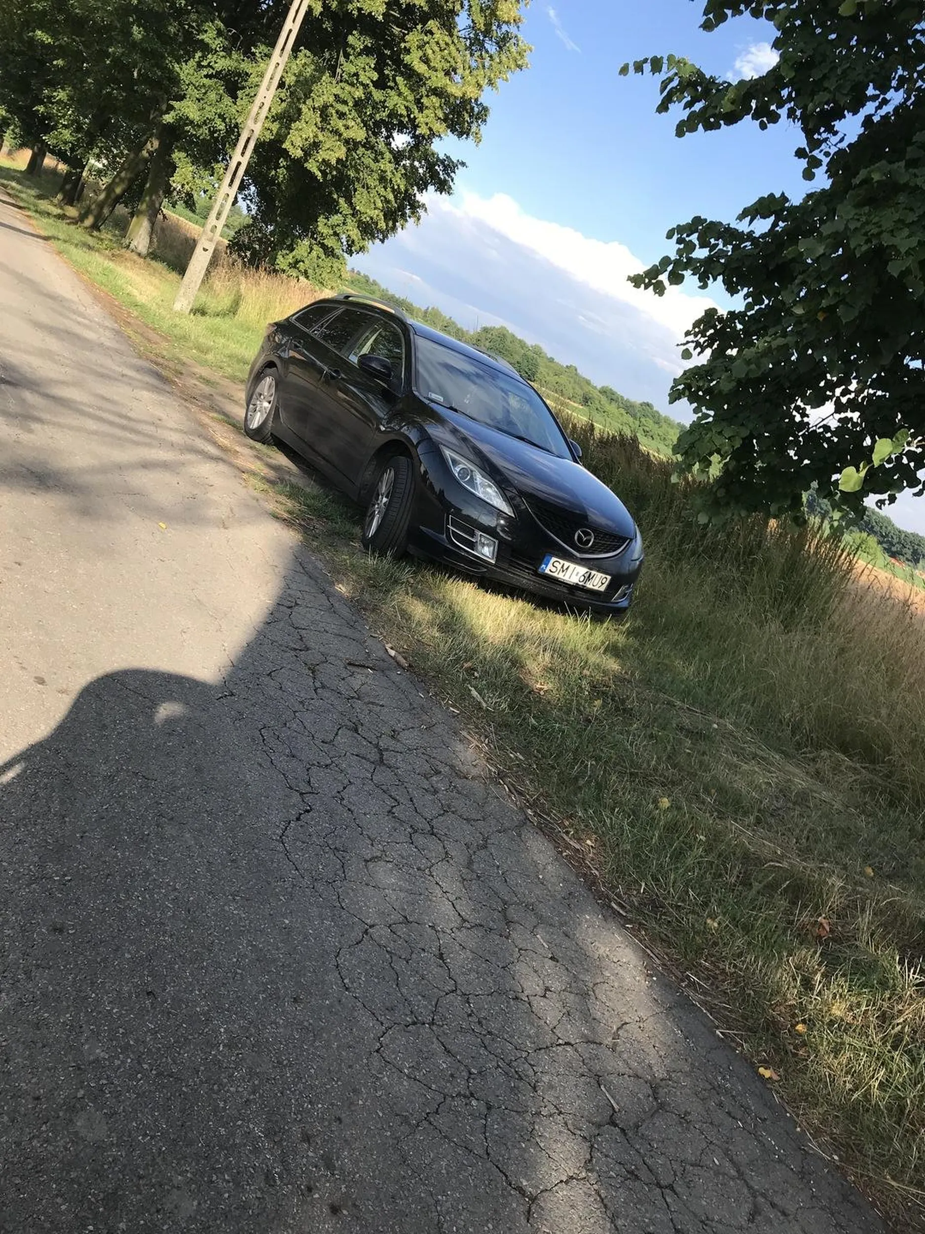 Parkuje w trawie, ok, wielu tak robi. Tyle, że w tym miejscu stoi tabliczka z zakazem i informacją, że niszczenie zieleni będzie karane przez gminę.