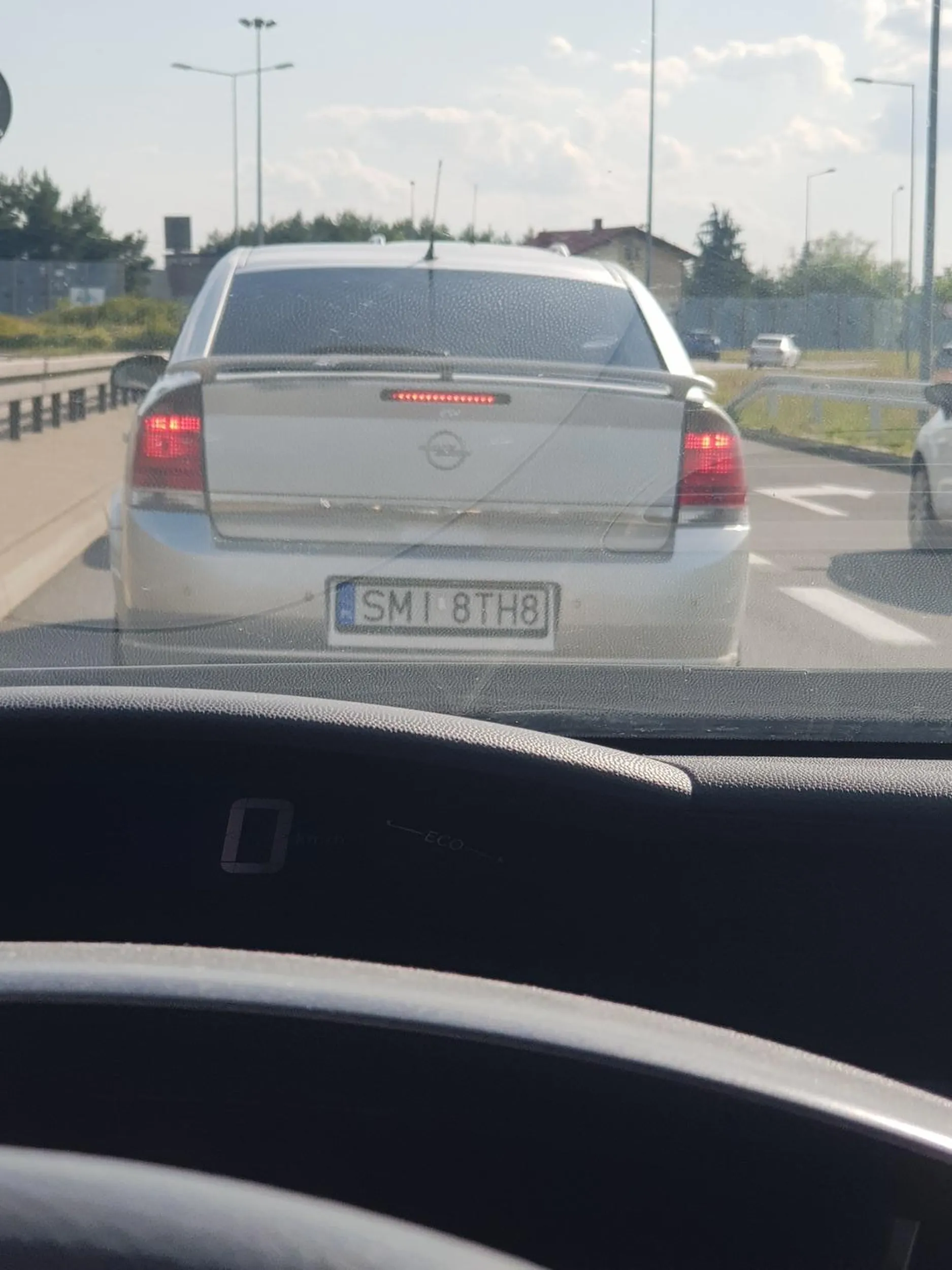 Kierowca ktory za nic nie dziekuje. I chamsko sie wpycha