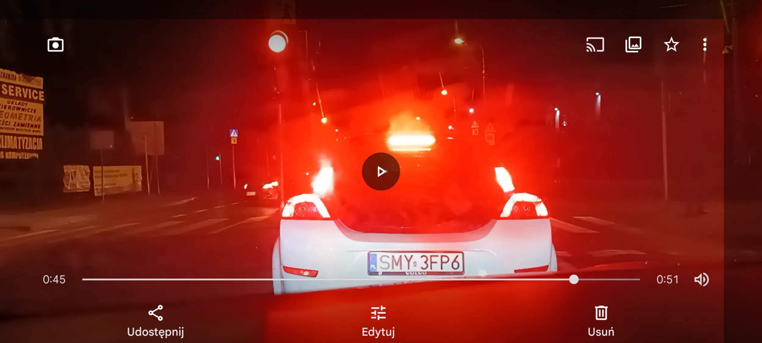 Kierowca w Piastowie na ul. Warszawskiej wjechał na skrzyżowanie na czerwonym świetle. Gdyby pieszy wszedł na przejście to by zginął.