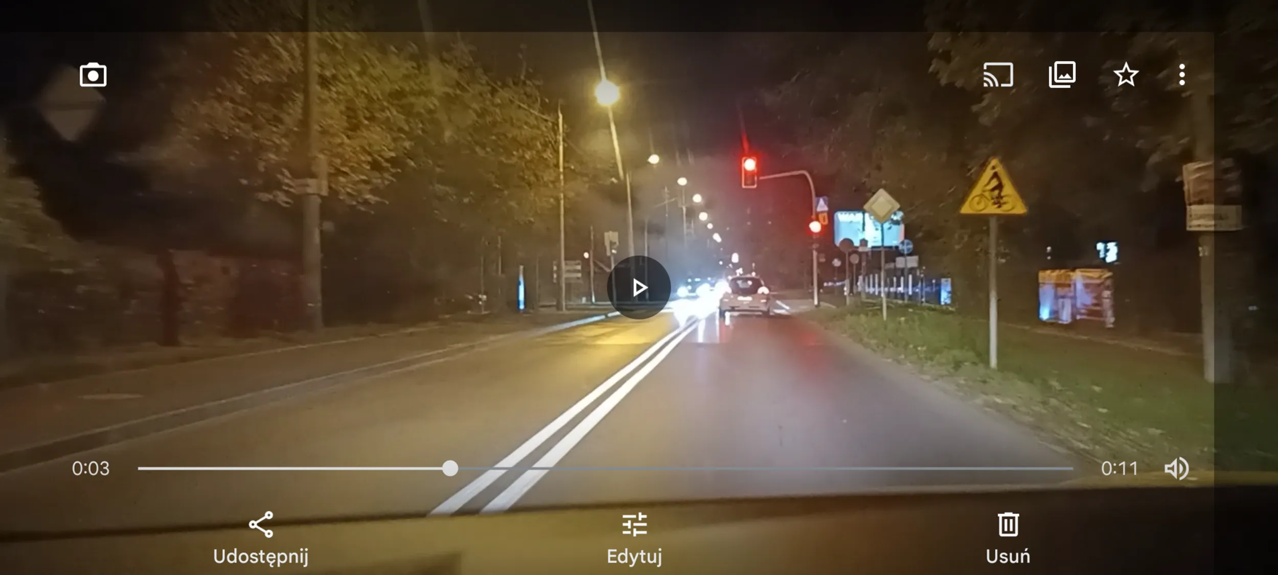 Kierowca w Piastowie na ul. Warszawskiej wjechał na skrzyżowanie na czerwonym świetle. Gdyby pieszy wszedł na przejście to by zginął.