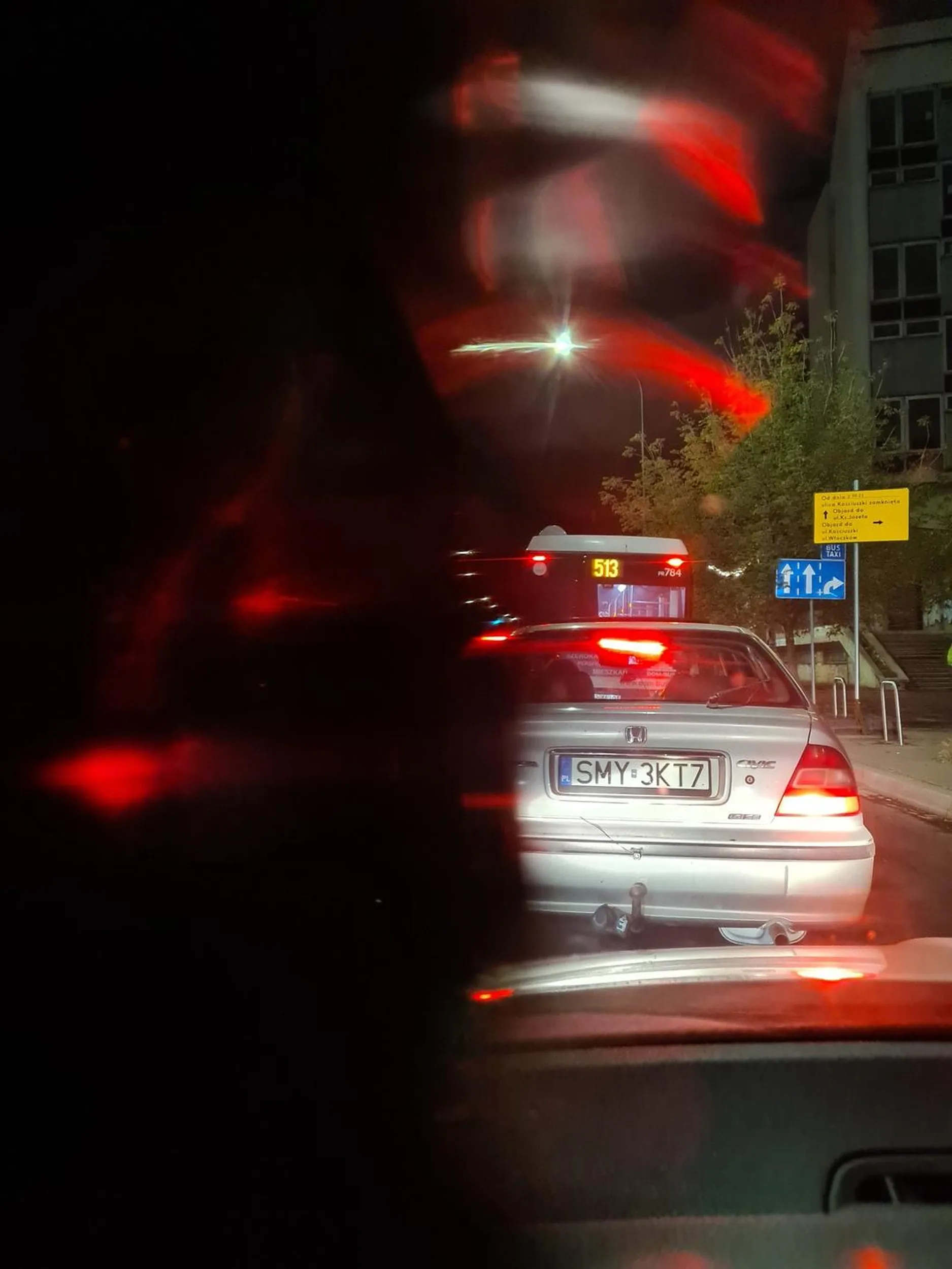 Kierowca jeździ buspasem bezprawnie