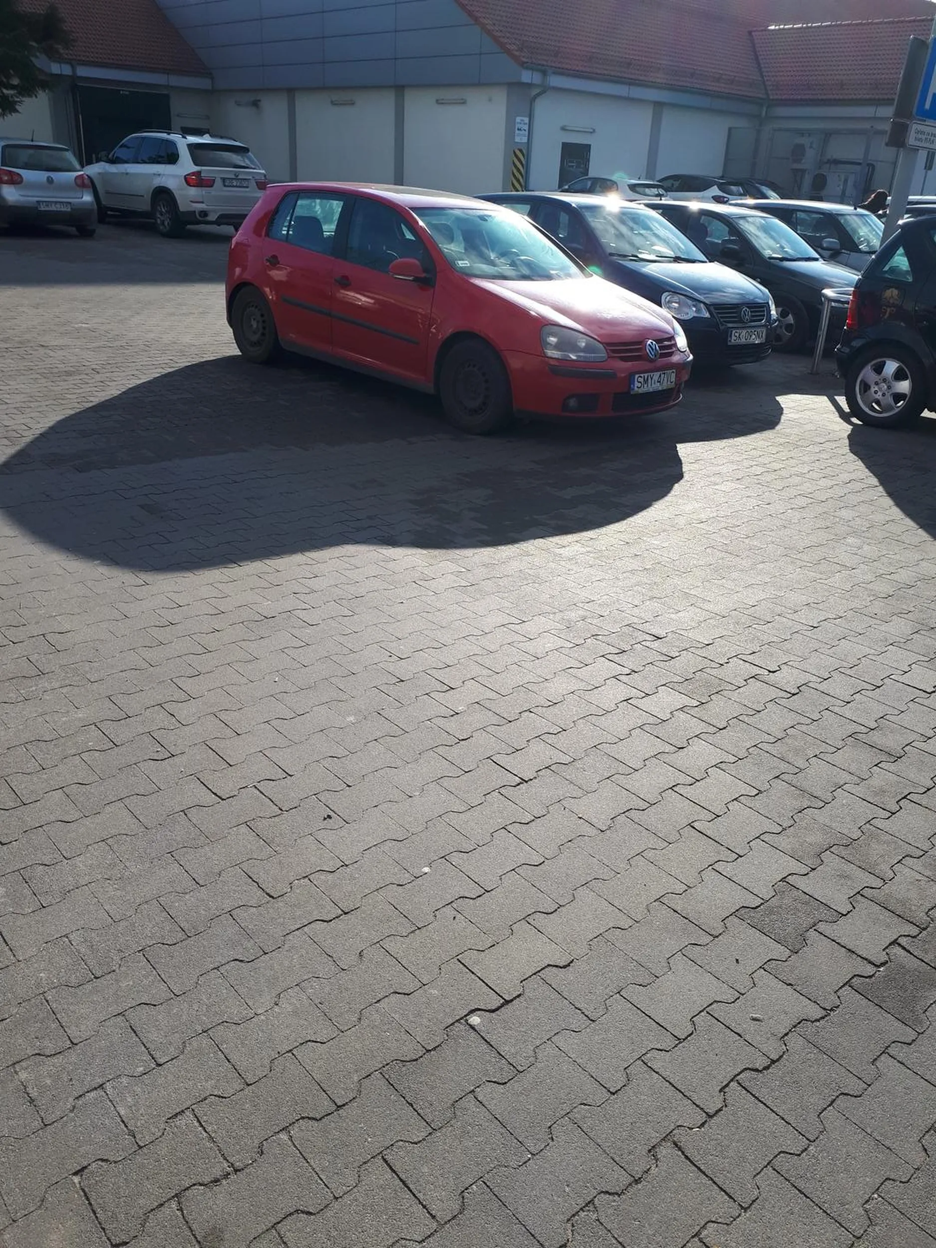 Po co stawać na miejscu parkingowym... zjebusie, naucz się parkować!!!!! Na parkingu a nie na drodze!!!!!!!
