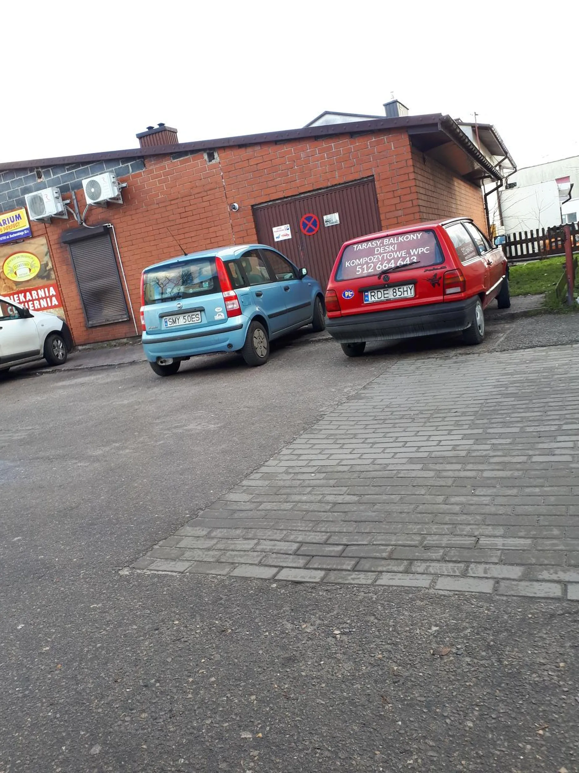 Zjeby, zjeby, wszędzie zjeby... polecam udać się do okulisty. Jeśli nie stwierdzi, że kierowca jest niewidomy, 1000zl mandatu... Może to by zjeba nauczylo bo prawko to chyba w chipsach znalazł