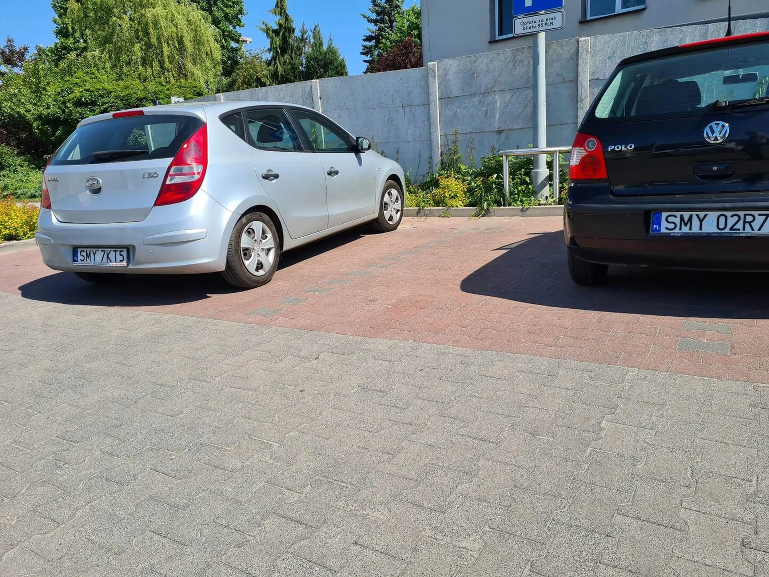 Parkowanie na 2 miejscach parkingowych :)