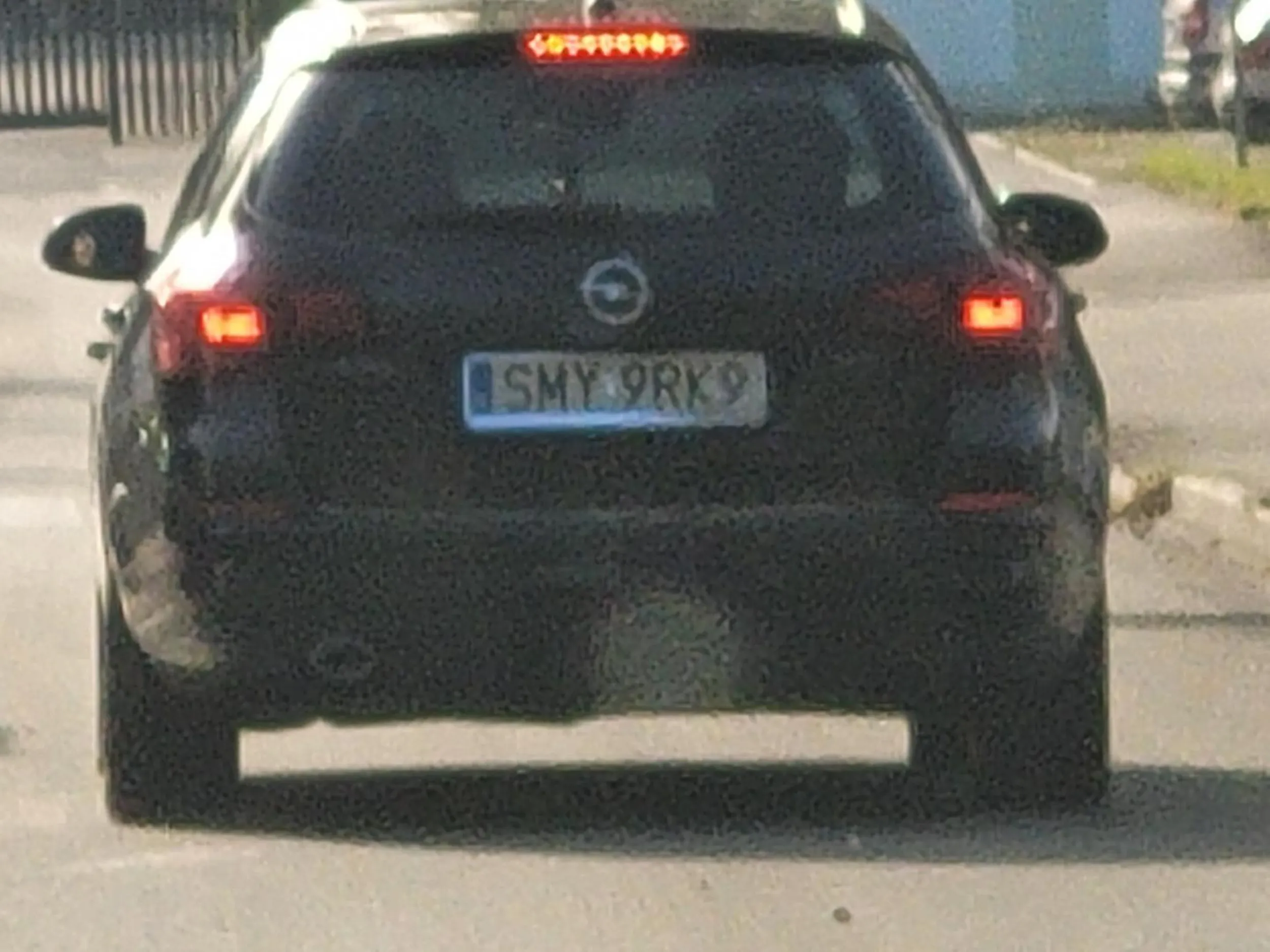 Drogowy furiat. Wyprzedza na podwójnej ciągłej oraz na przejściu dla pieszych omijając jescze na dodatek wyspę srodkową z lewej strony.