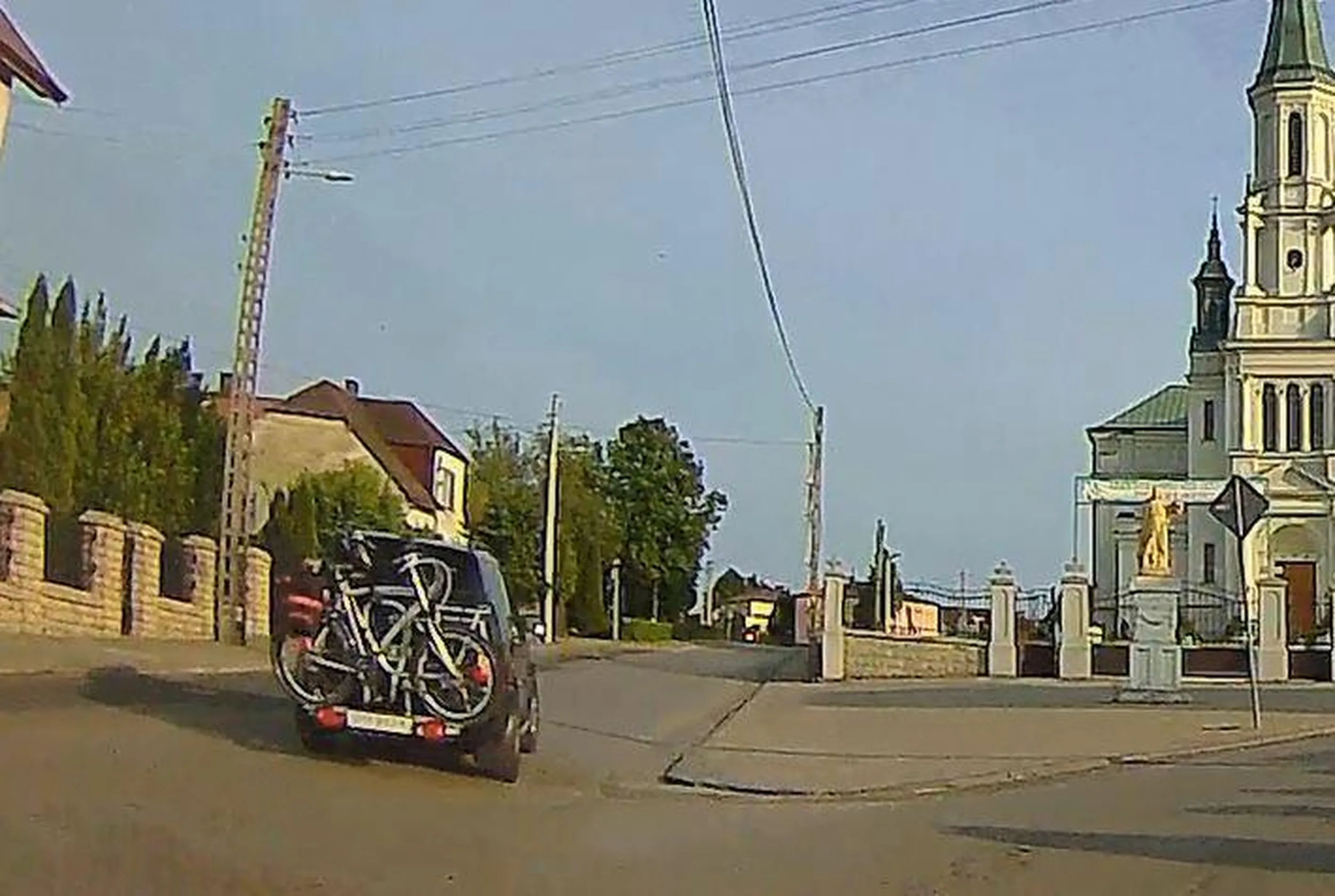 Typ sobie tablicę rejestracyjną na bagażnik narysował mazakiem i tak jeździ po wsi.