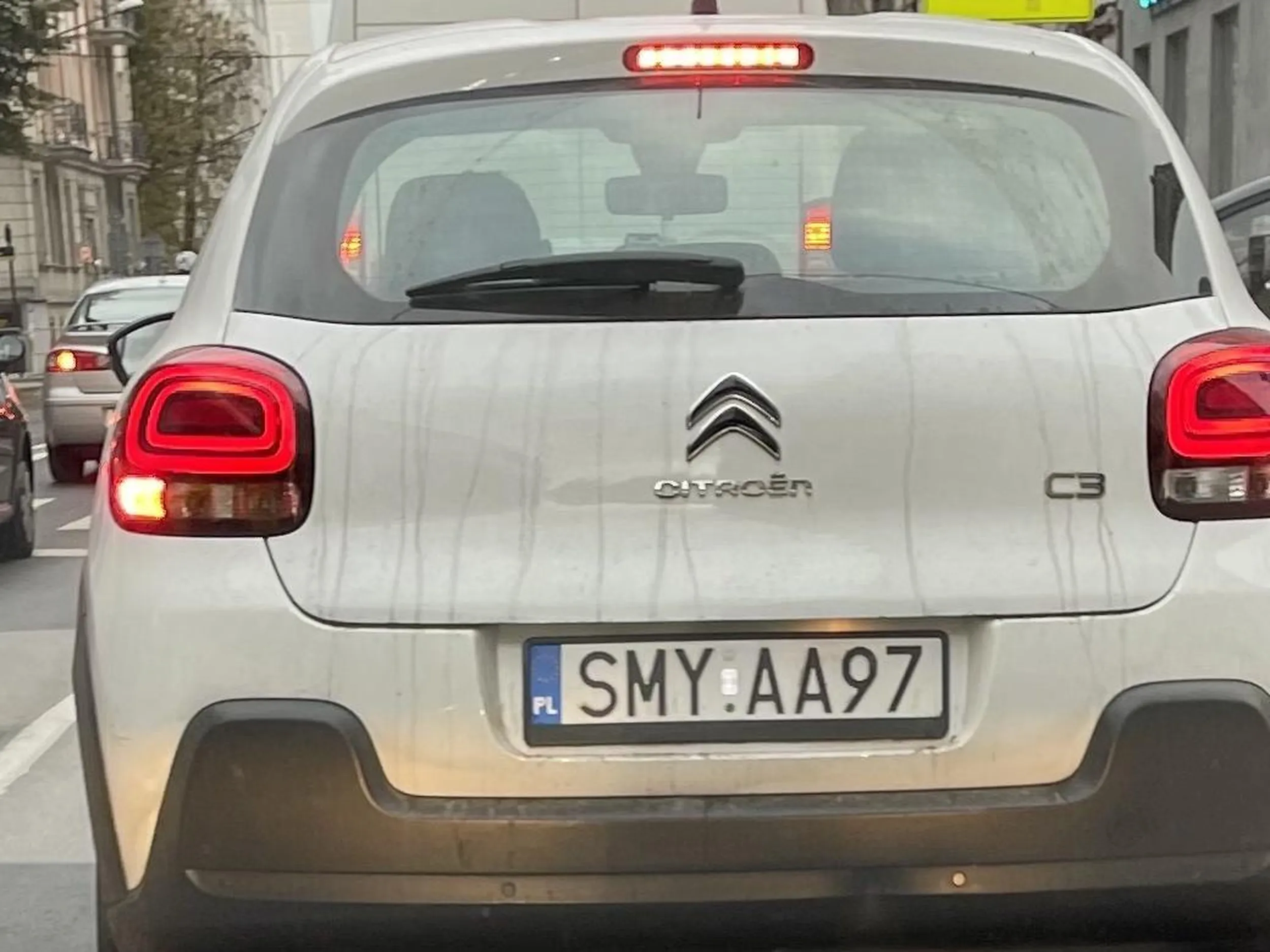 Śmieciarz - wyrzuca pety na ulicę!!!