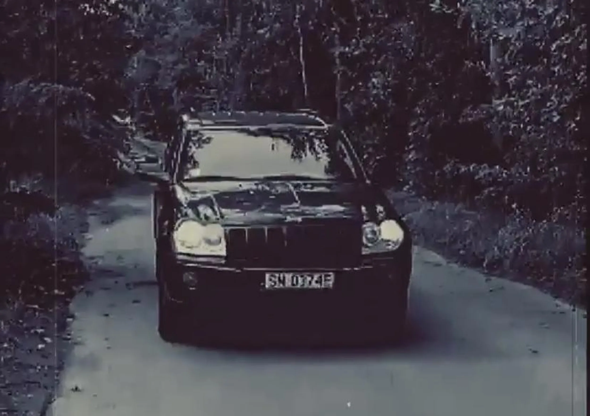 Uwaga na tego gościa. Czarny jeep. W środku ma noże i jeździ po lasach. Strzela do ludzi