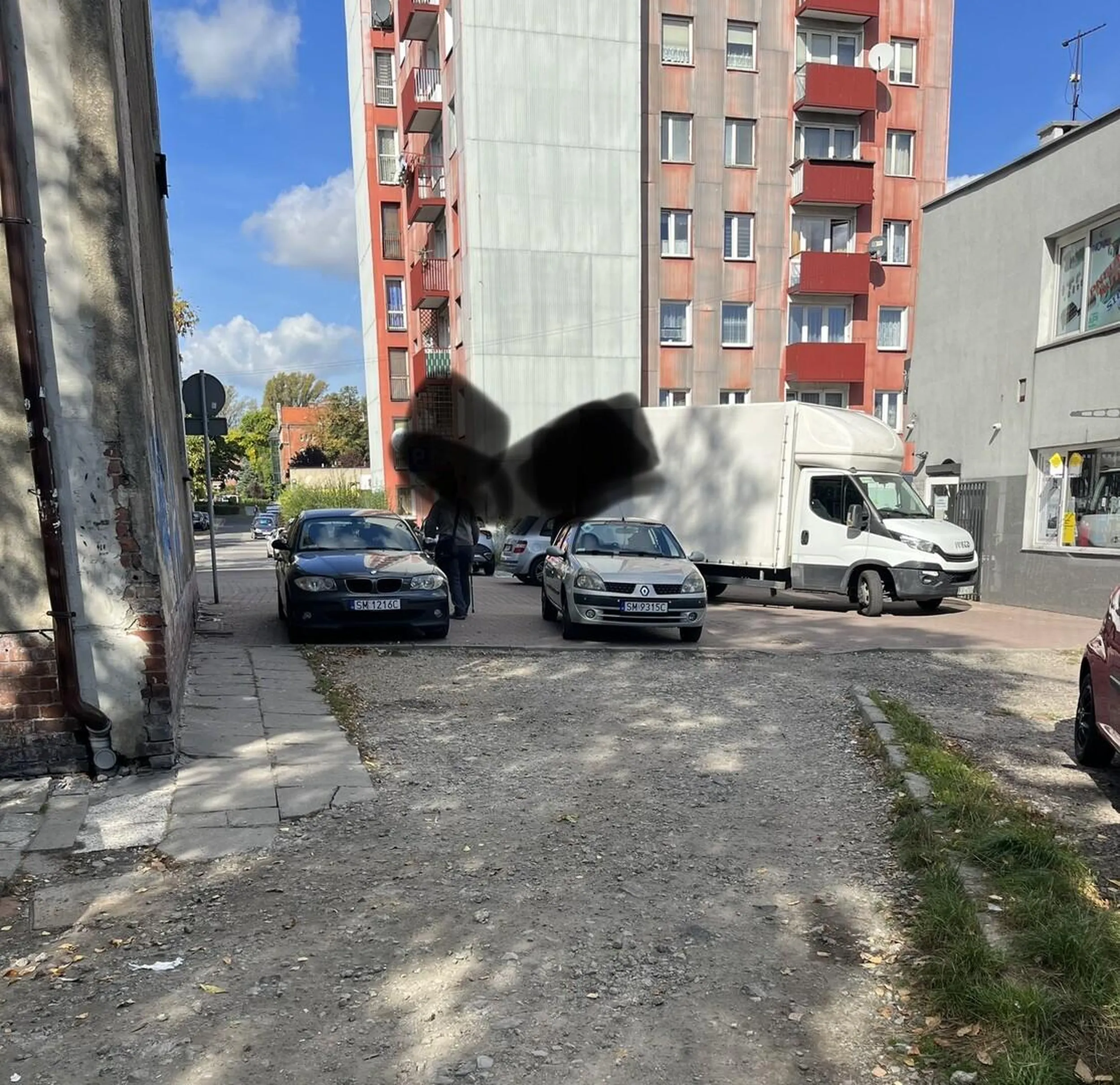 Proponuję aby kierowca pojazdu podczas parkowania samochodu myślał o czymś więcej niż o końcu własnego nosa i nie zastawiał wjazdu na plac mieszkańcom parkując samochód w miejscu, które parkingiem nie jest, uniemożliwiając w ten sposób wjazd na posesję.
