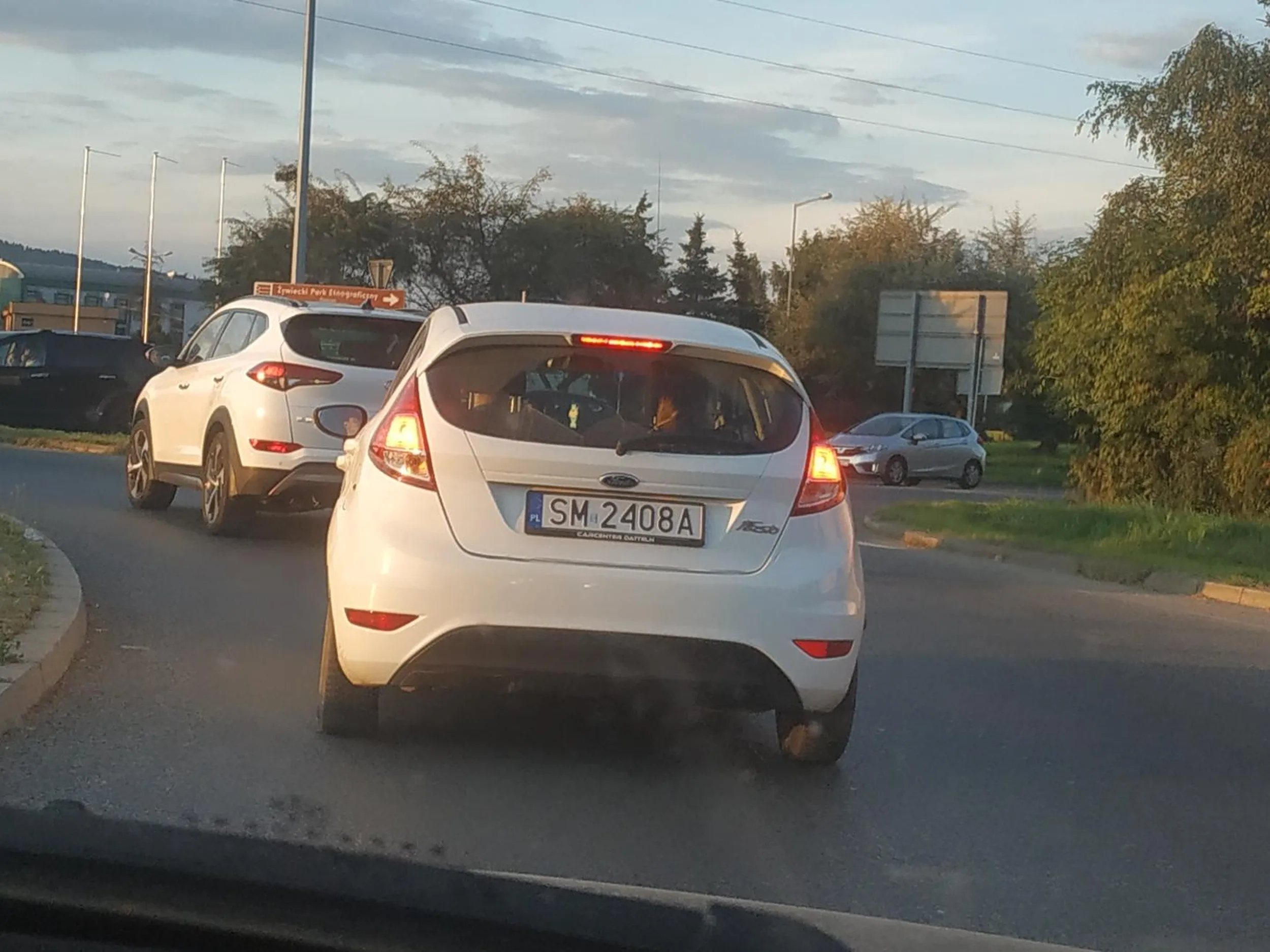 Wymusza na rondzie, doprowadziłby do kolizji.