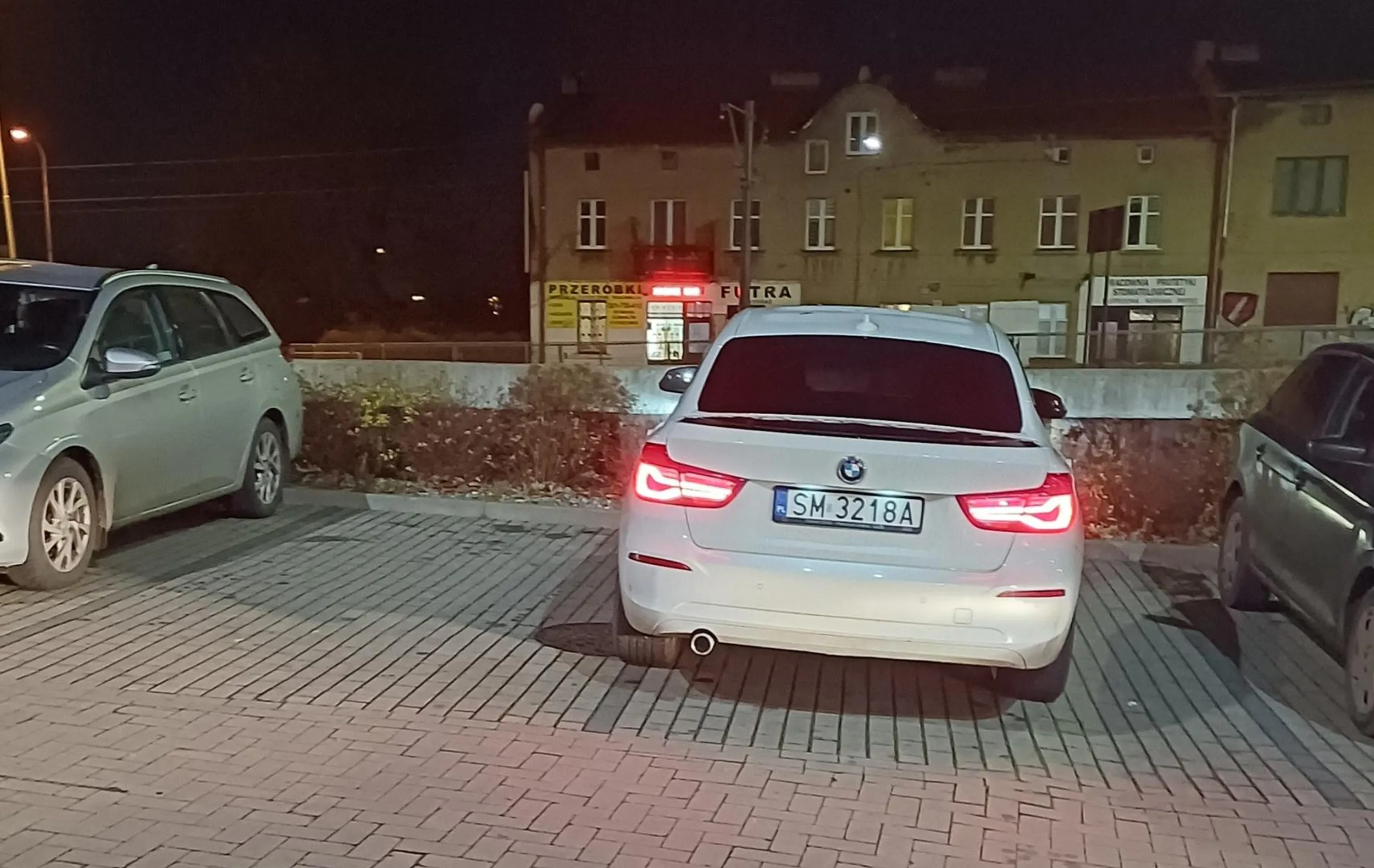 Parking pełen a ta gwiazda stoi na 2 miejscach. Na dodatek siedzi w aucie i ma Andrzeju wszystko