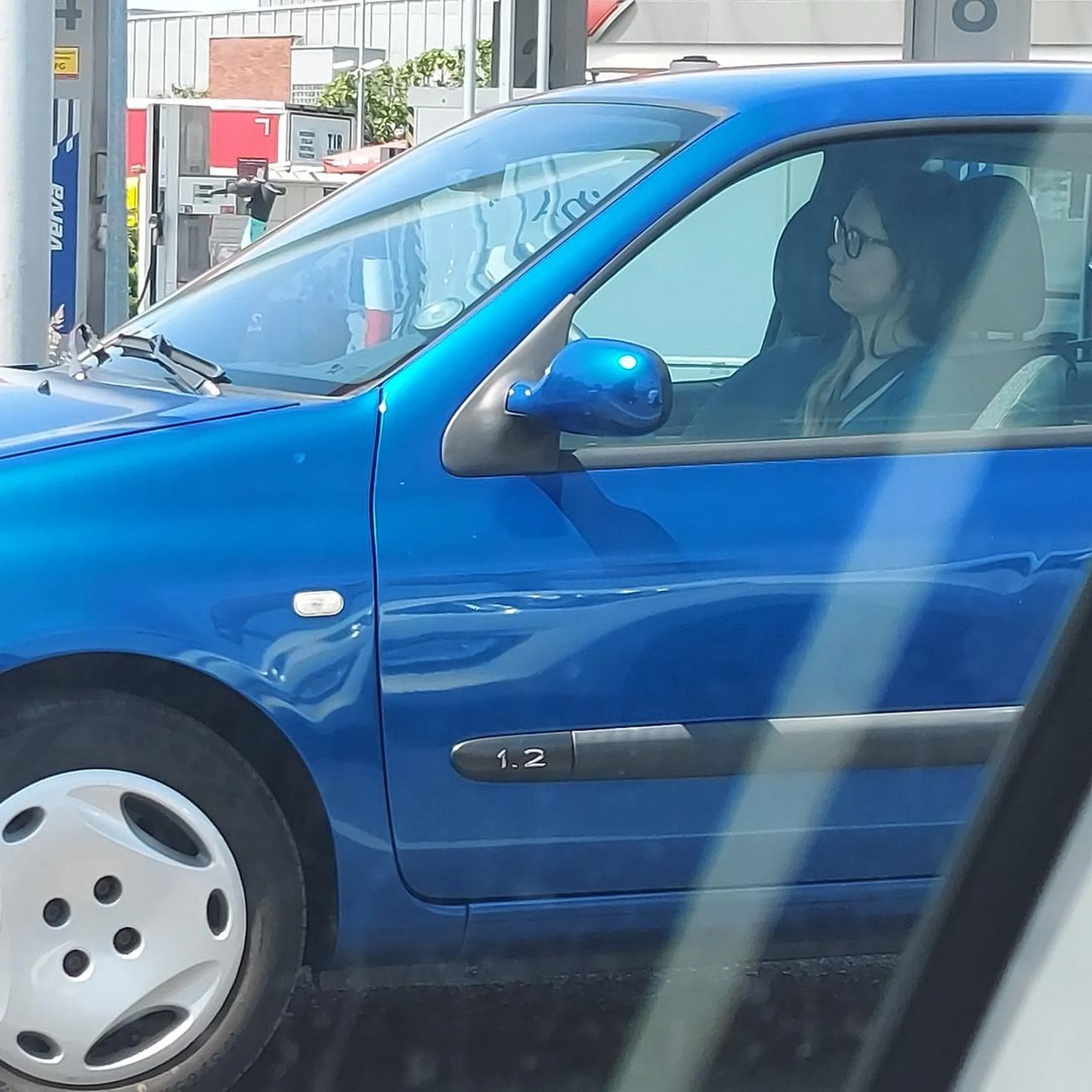 Uważajcie prawo jazdy z chipsów. Kobieta by mnie zabiła. Włączą się do ruchu nie patrząc w lusterka.