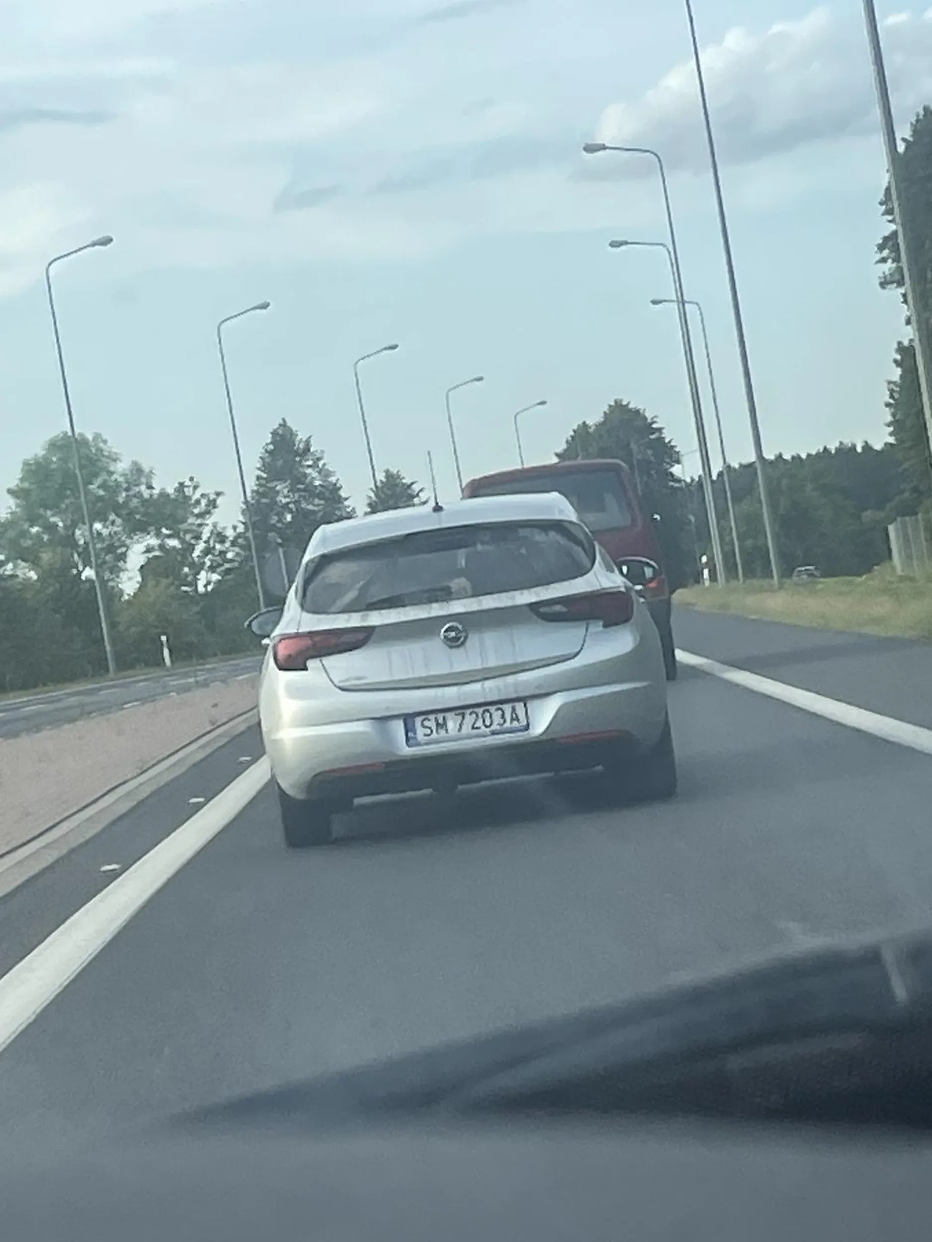 baba jezdzi jak pierdolnieta, siedzi na dupie, wyprzedza na ciaglej i przed wysepkami