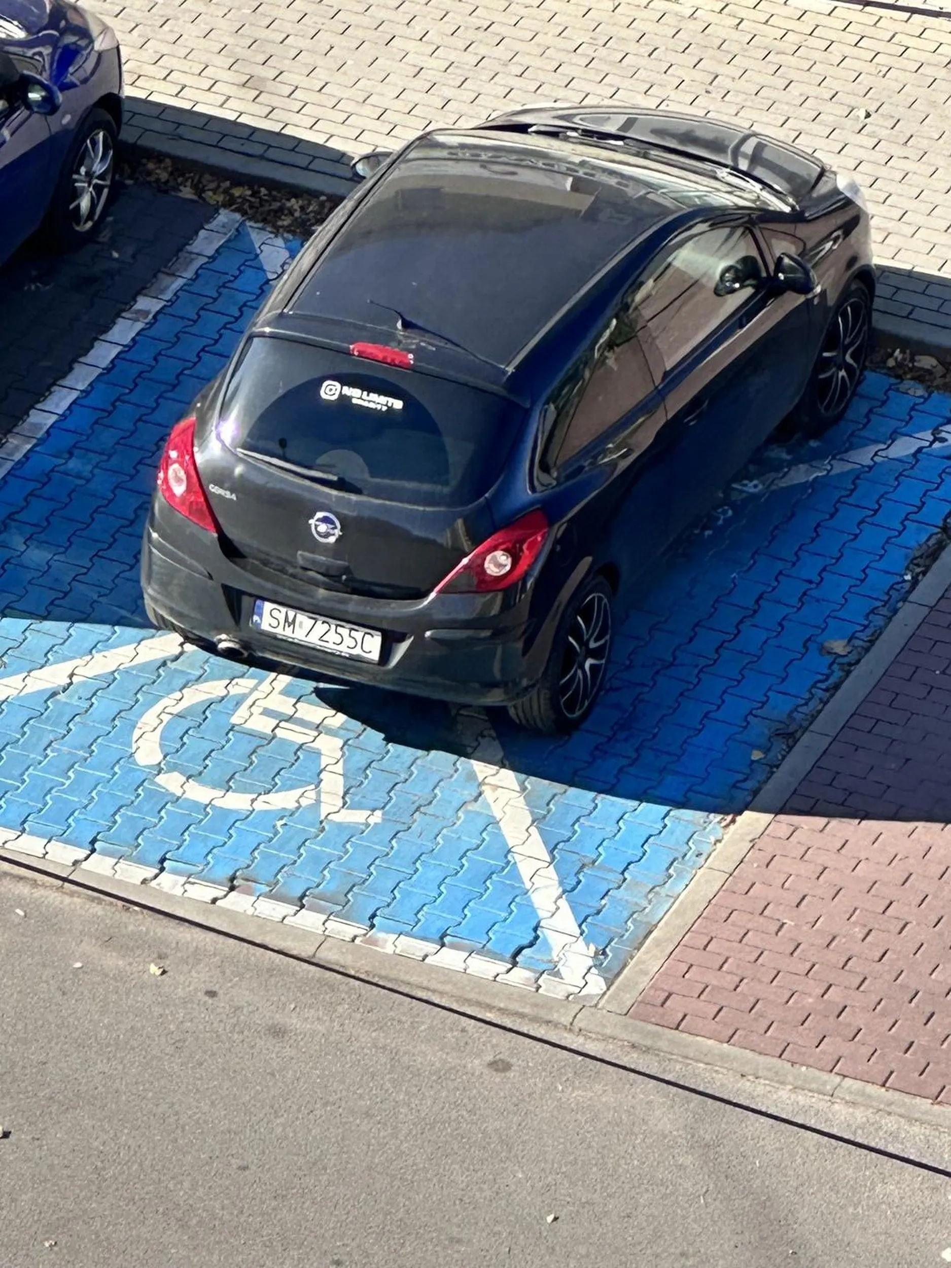 Cosiarka na awaryjnych blokuje miejsce dla niepełnosprawnych a Pani Kierowniczka szybciutko bo hotdogi do żabki.