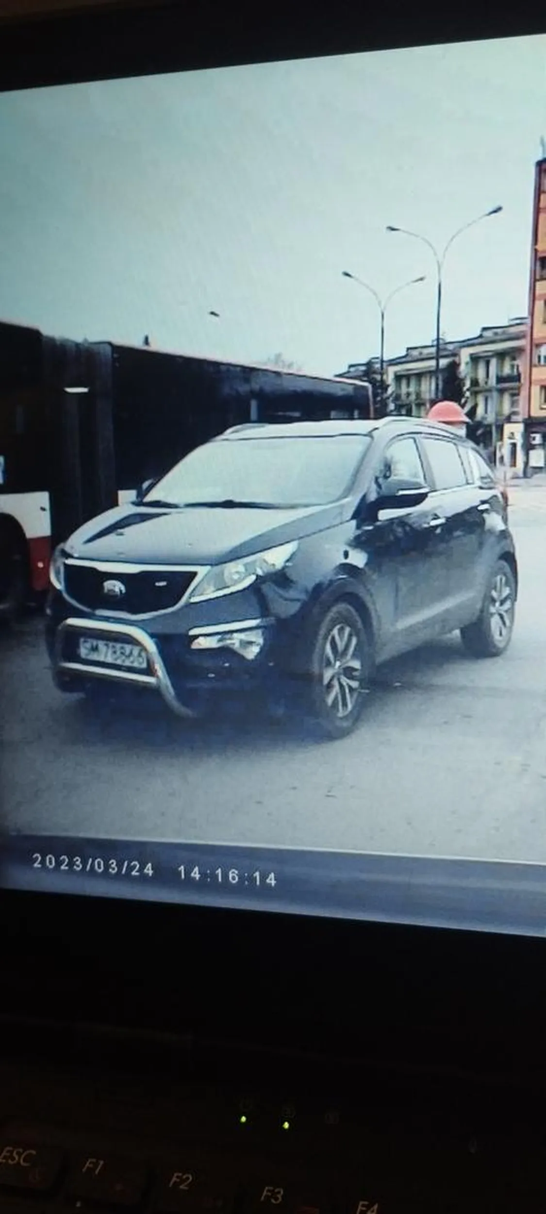 Może należy powtórzyć egzamin na prawo jazdy? Skoro jedzie się nie   tym pasem gdzie nie powinno...