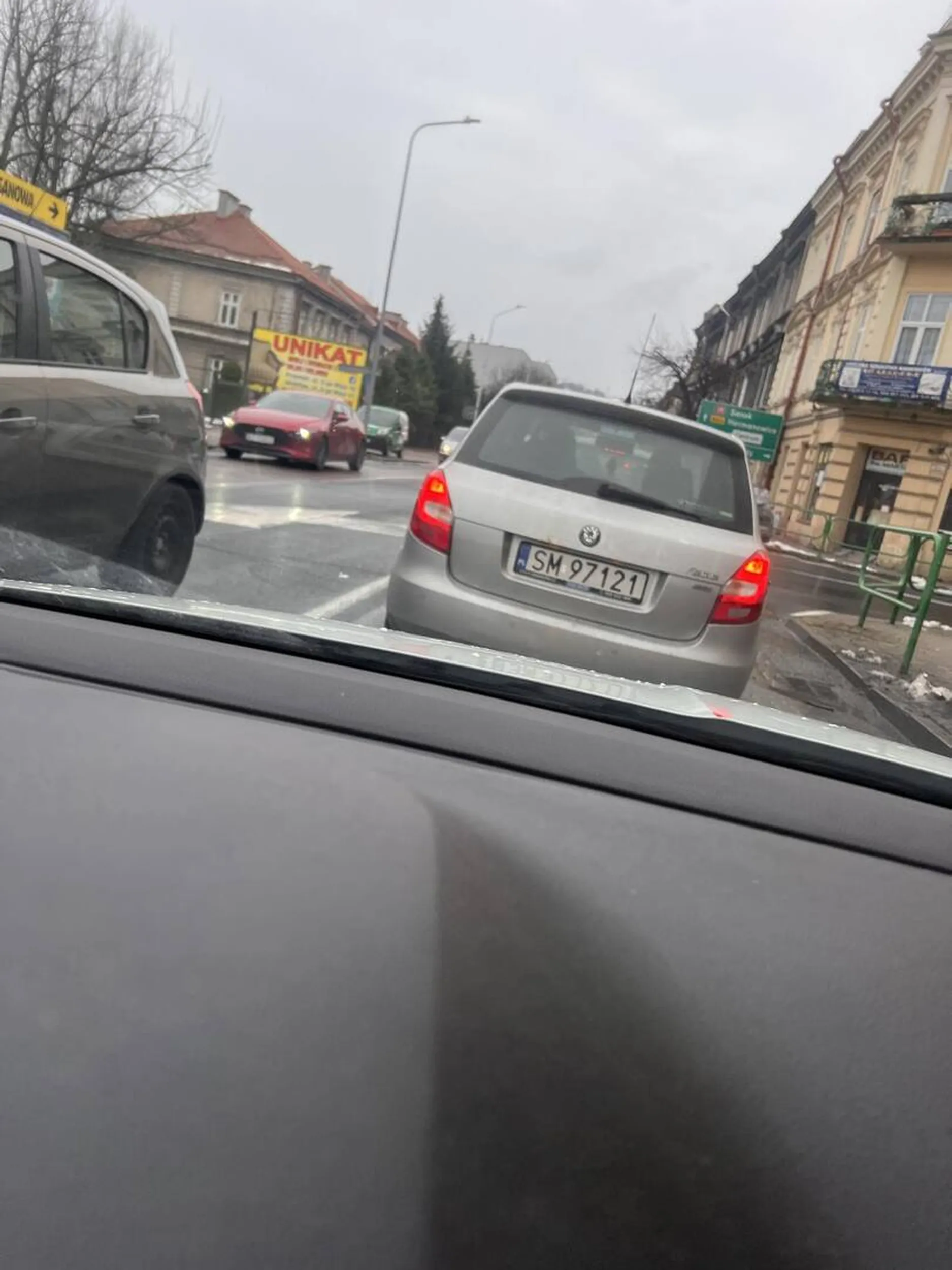 Gość ustawił się do wyjazdu z drogi podporządkowanej po prawej stronie mimo że skręcał w lewo. Dodatkowo postukał w głowę w moją stronę mimo jego winy. Pozdrowiłam go odpowiednim palcem po czym zatrzymał się na środku drogi głównej wysiadł z auta i zaczął się awanturować