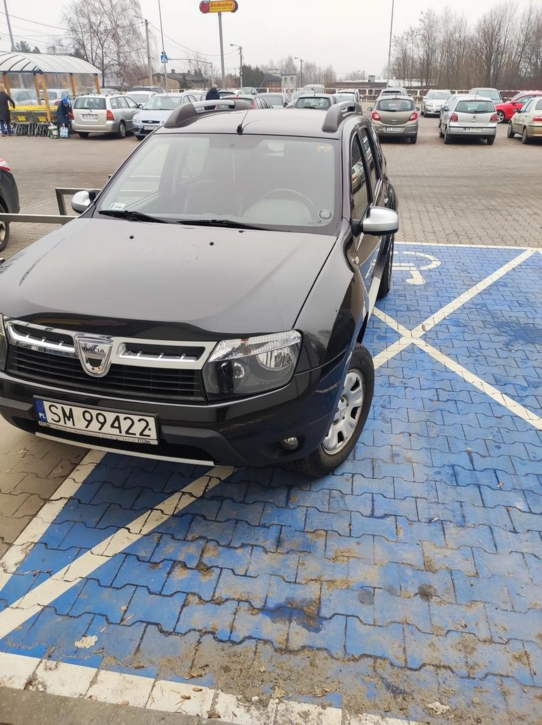 Nie dość że nie uprawniony to jeszcze na dwa parkigi