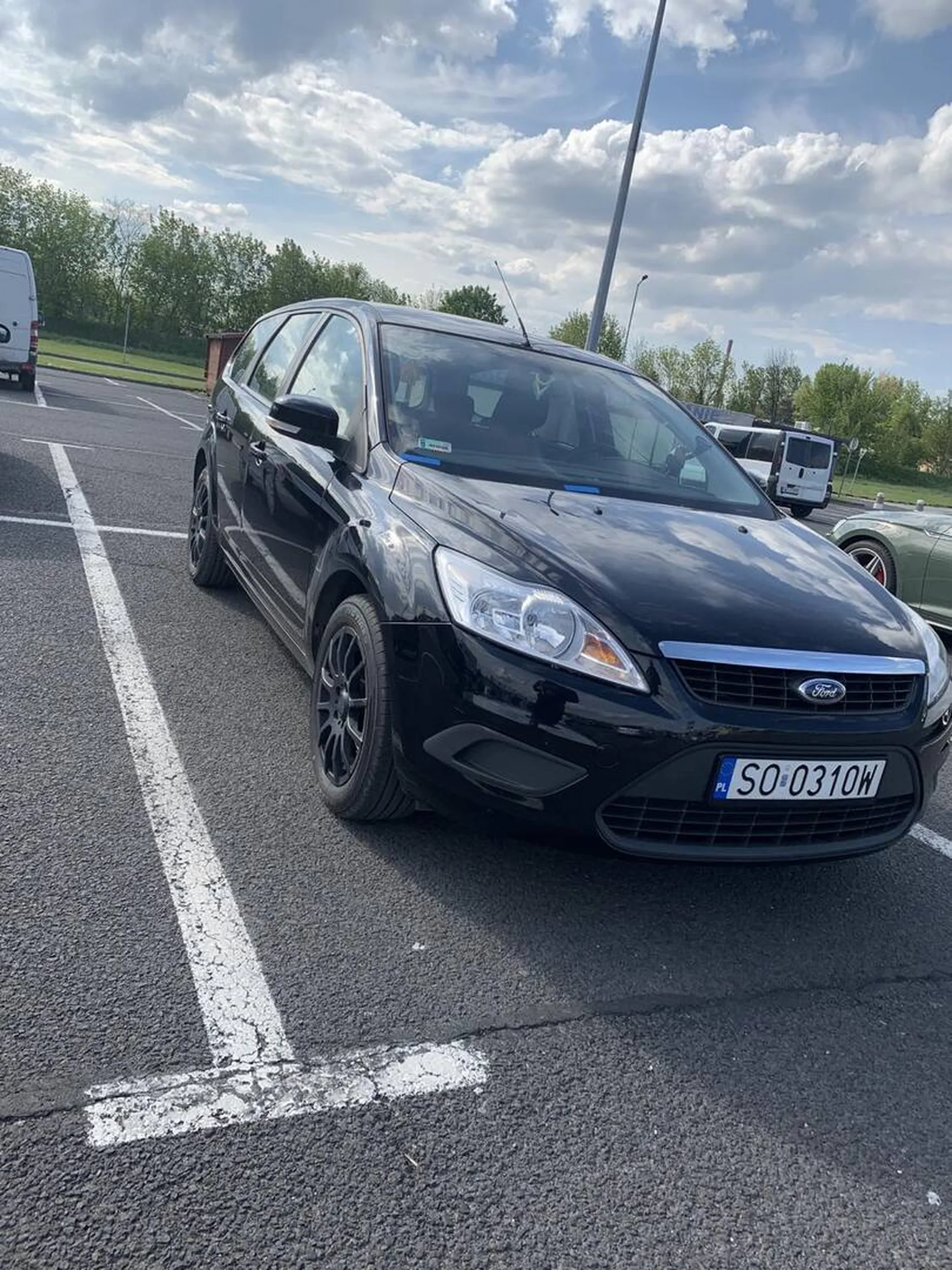 Ten kierowca to prawdziwy mistrz za kierownicą! Jego umiejętności prowadzenia samochodu są absolutnie fenomenalne, jakby miał oczka na końcach palców! Jazda z nim to czysta przyjemność i adrenalina w jednym. Jego reakcje są tak błyskawiczne, że można by pomyśleć, że ma supermoc! Nawet najbardziej skomplikowane manewry wydają się dla niego dziecinnie proste, a zakręty przejeżdża jakby na nich surfował. To kierowca, któremu można zaufać bezgranicznie, bo jego spokój i pewność siebie są zaraźliwe. Wszystkie sytuacje na drodze rozwiązuje z łatwością i elegancją, jakby tańczył w rytm muzyki. Niezależnie od warunków atmosferycznych czy natężenia ruchu, on zawsze zachowuje kontrolę nad pojazdem, jak prawdziwy mistrz sztuki motoryzacji. Jestem pewien, że ten kierowca zdobyłby złoty medal na olimpiadzie kierowców, gdyby taka istniała. Moje doświadczenie za kierownicą z nim było naprawdę niezapomniane i z niecierpliwością czekam na kolejną okazję, aby móc cieszyć się jego wspaniałymi umiejętnośc