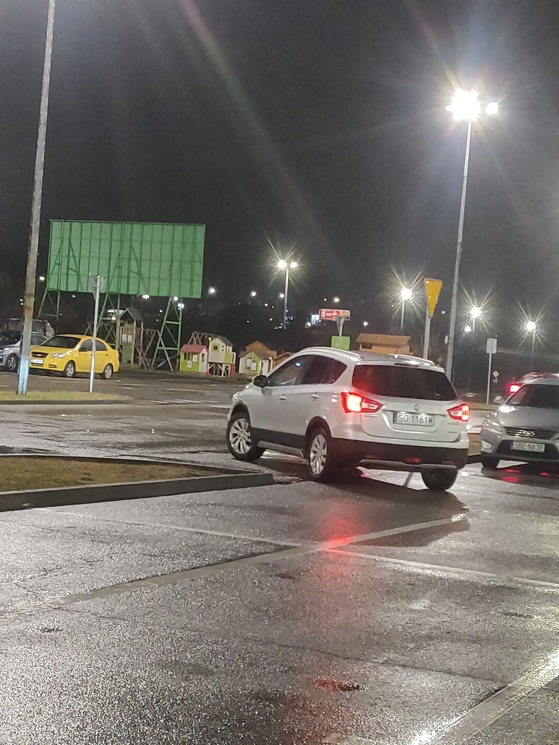 Stary dziad z mocherowym beretem jeździ po parkingu nie patrząc na pieszych. Na zwrócenie uwagi gestykulował jakbym mu przeszkadzał przechodząc kiedy był zaparkowany jeszcze i nie ruszał. Nie pozdrawiam ślepcu w okularach.