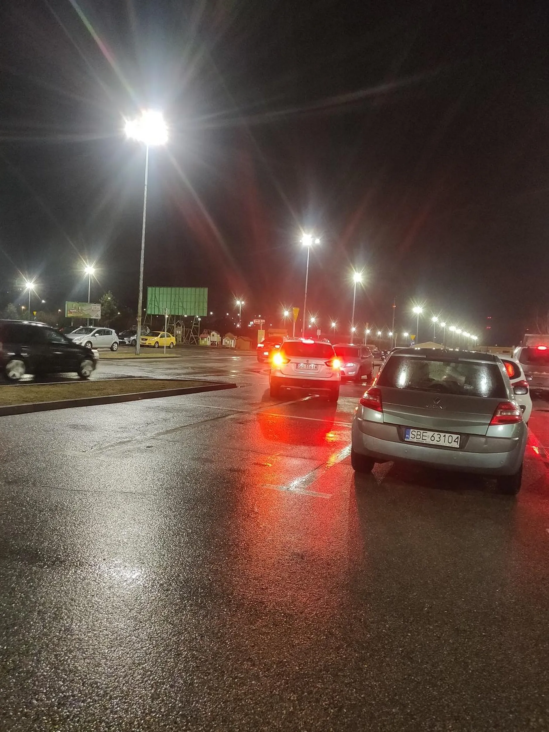 Stary dziad z mocherowym beretem jeździ po parkingu nie patrząc na pieszych. Na zwrócenie uwagi gestykulował jakbym mu przeszkadzał przechodząc kiedy był zaparkowany jeszcze i nie ruszał. Nie pozdrawiam ślepcu w okularach.