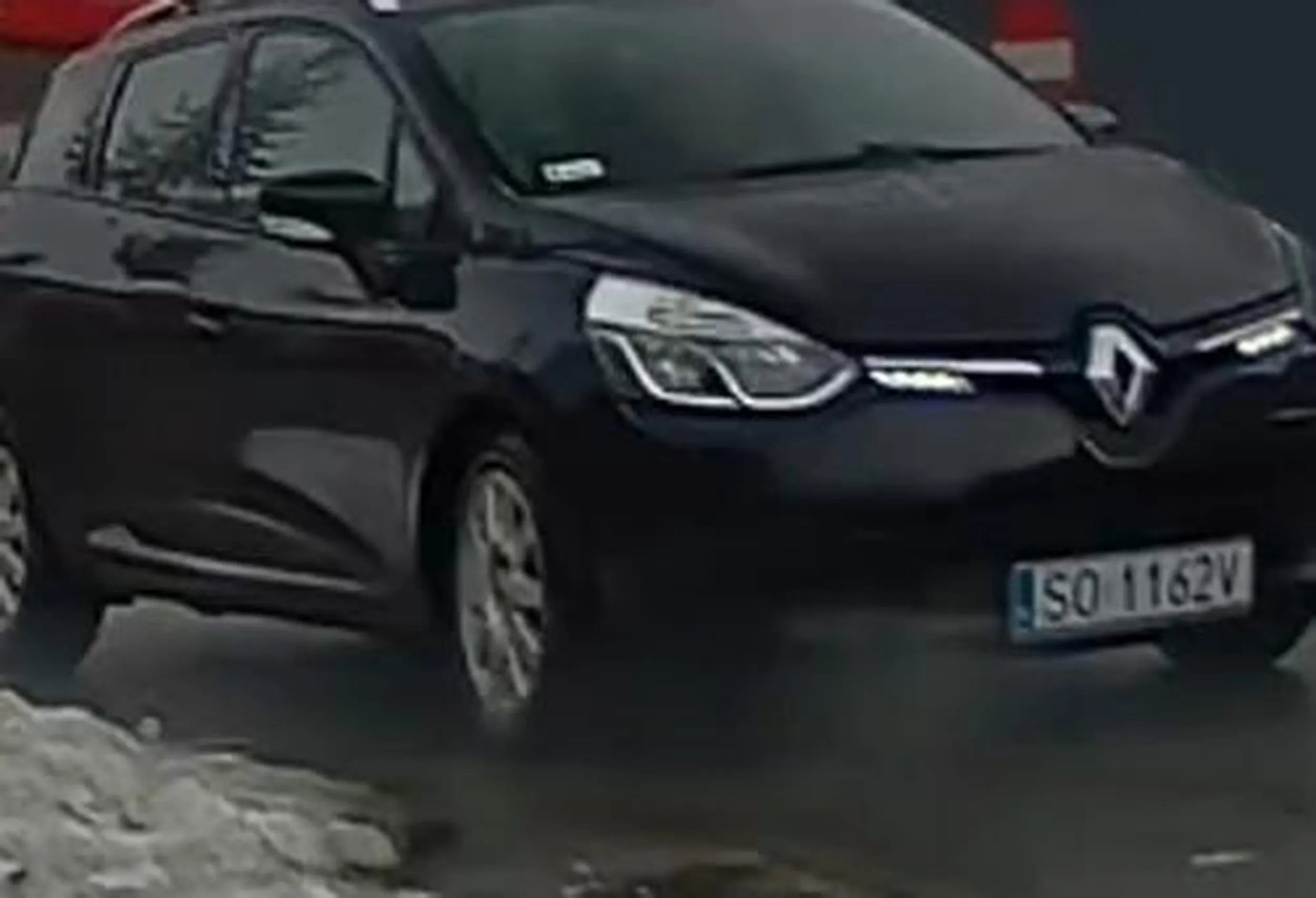 Jeździ bałwan po chodniku dla pieszych, później siedzi w aucie z zapalonym silnikiem bo jego stara poszła na zakupy, a 50 metrów obok są od 2 zł płatne parkingi i były puste.