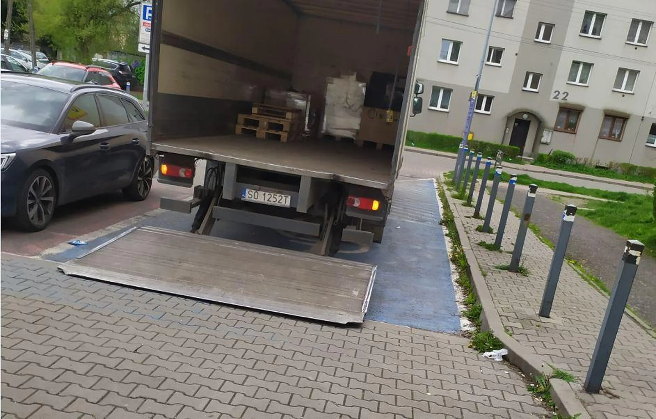 Pan dostawca towaru do sklepu  monopolowego rozładowuje się na jedynym miejscu dla niepełnosprawnych. Pod apteką, Sosnowiec, ul Sucha 7.