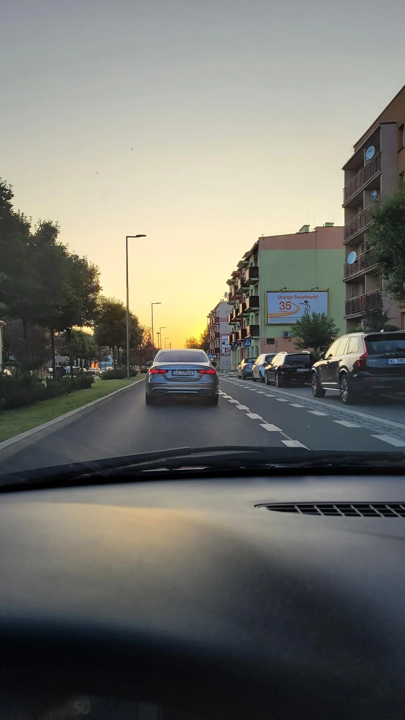 Chopie/babo blokujesz ruch w mieście jadąc 25/30 km na godzine na pustej drodze , bawiąc się telefonem / komputerem pokładowym. Ze skrajności w skrajność jedni 150 przez miasto inni 30.....