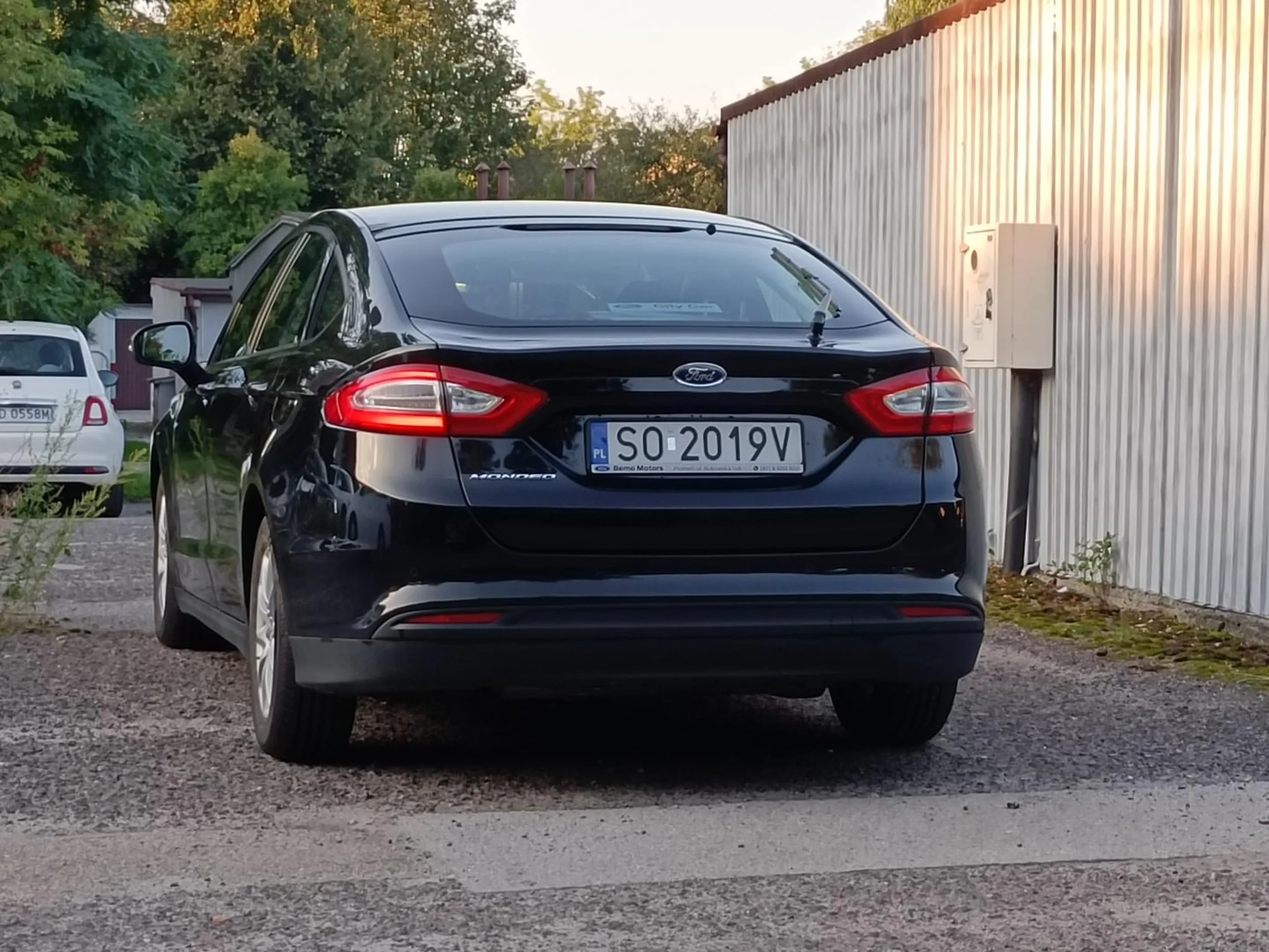 Blokuje wjazd na parking i znika na kilka godzin, a na parkingu pełno wolnych miejsc. Koleś jakiś niedorozwinięty.