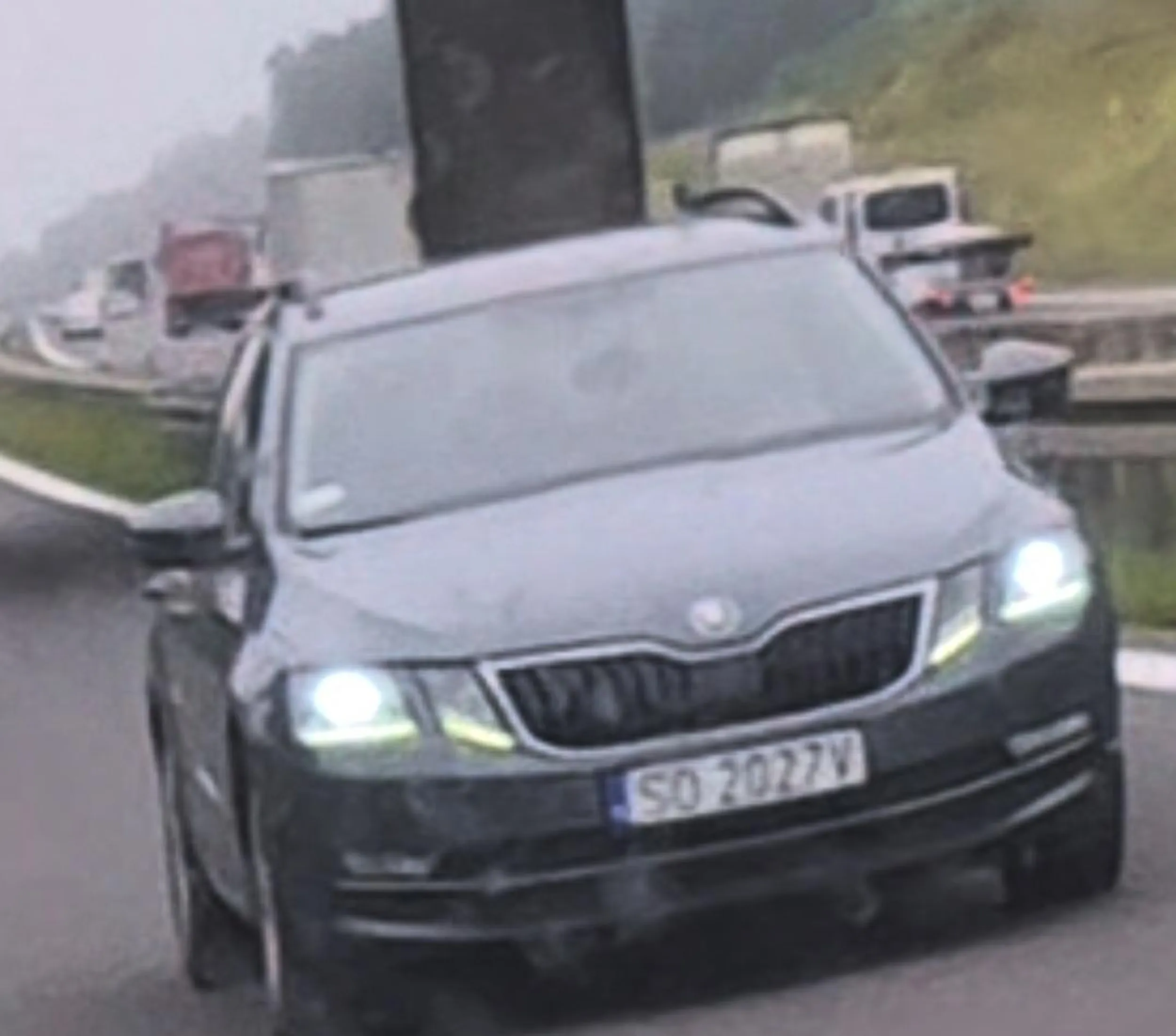 Gościu. Jak jest wypadek na przeciwnej stronie autostrady to nie zjeżdżasz na lewy jadąc 80kmh i nagrywając wypadek . Zwłaszcza, że prawe pasy wolne. A tym bardziej skoro z Ciebie taki "policjant" to nie strasz konsekwencjami za mruganie światłami i klakson. Jesteś większym zagrożeniem na drodze. Niz pijany menel bez uprawnień w niesprawnym samochodzie . Nie pozdrawiam