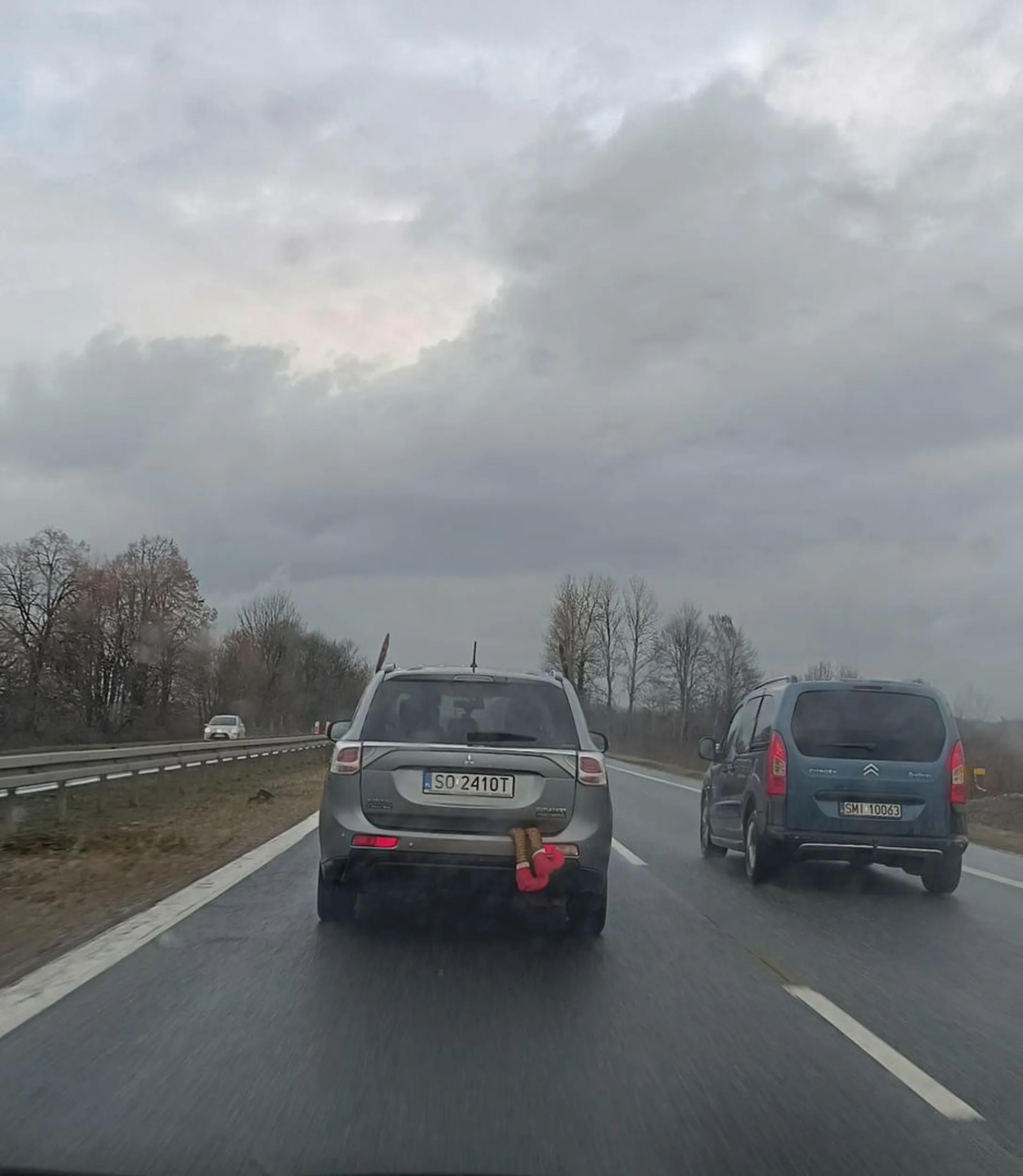 Naucz się jeździć blondynko, na prawy pas jak zamulasz. A te ozdóbki to se w dupę wsadź wieśniaro.