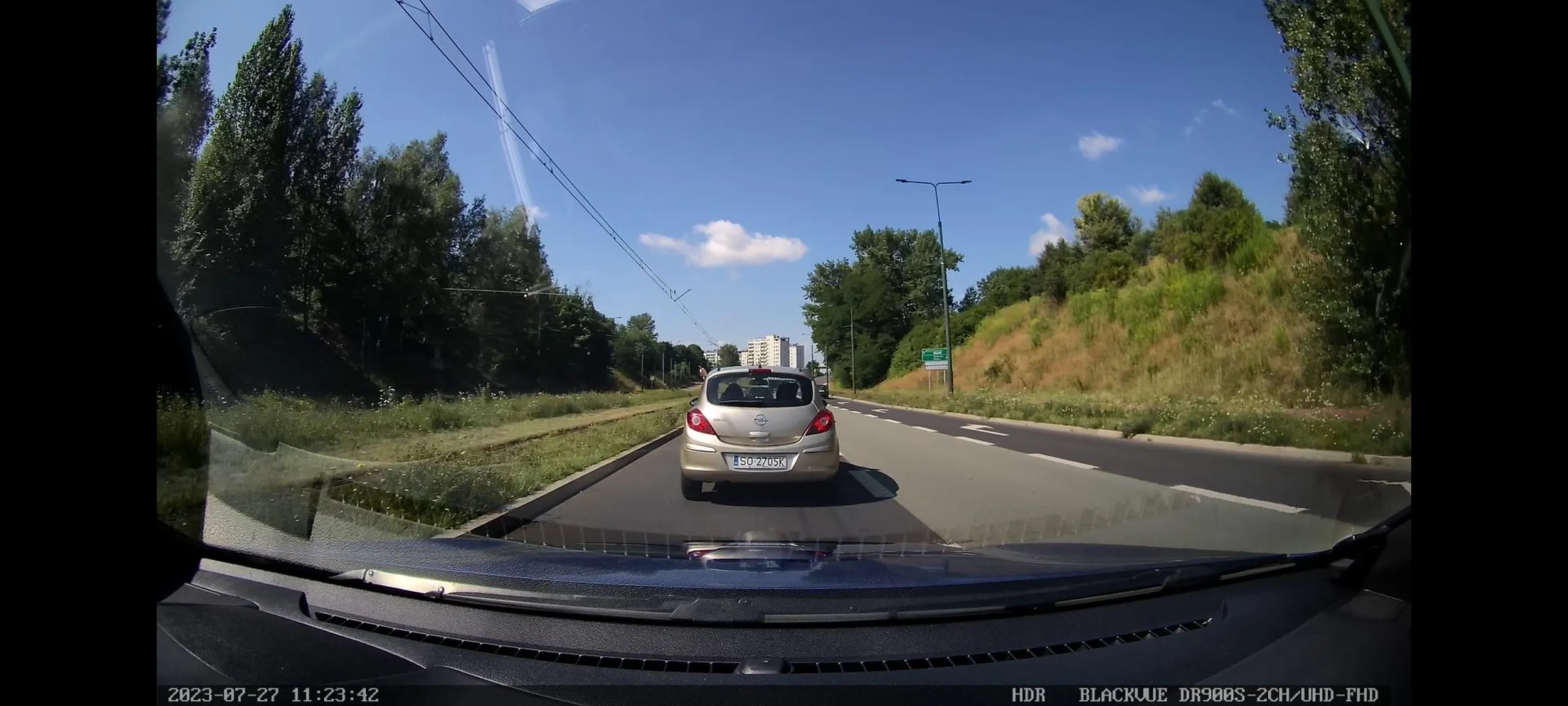 Panią chyba paluszki boli, bo ani nie raczy użyć kierunkowskazu i wbija się przed maskę, po czym wietrzy przez okno...