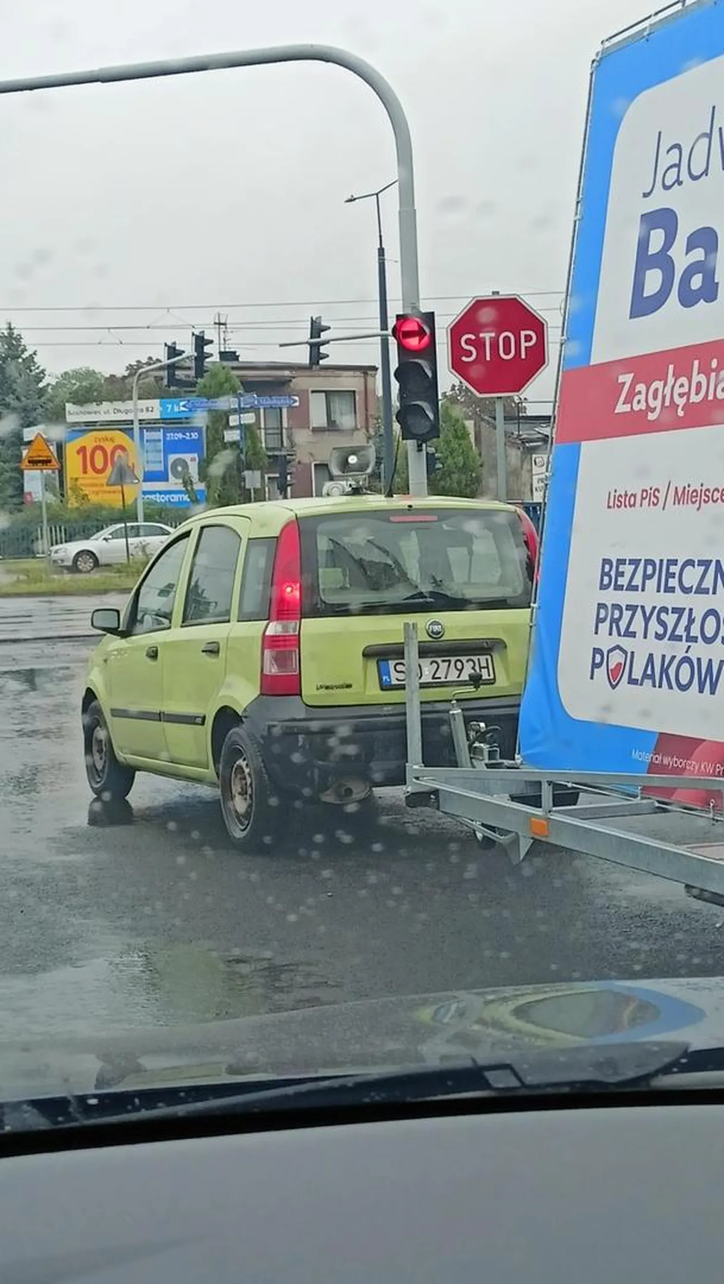Wozi przyczepkę z reklamą Pisu