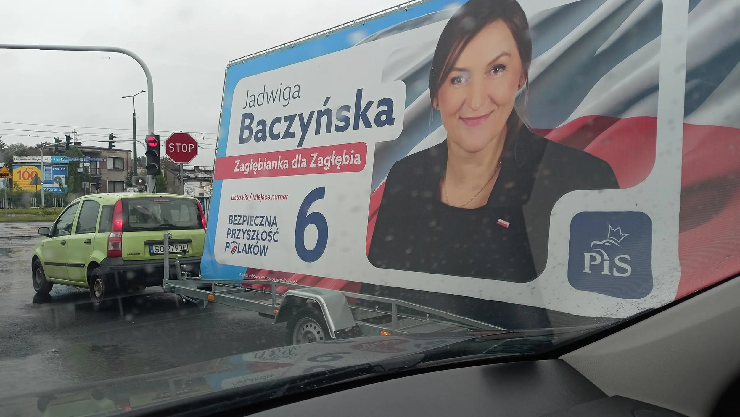 Wozi przyczepkę z reklamą Pisu