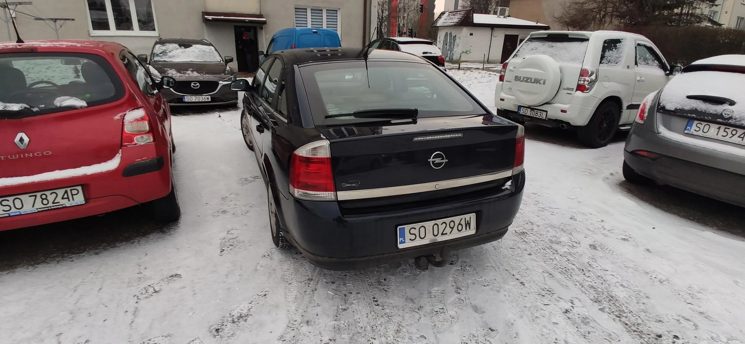 Paniusia wyżej sra niż dupę ma. Na zwrócenie iż zablokowała 4 pojazdy cytuję "dziękuję za złote rady" po czym udała się stać w długiej kolejce do piekarni. Gdy zauważyła, że robione jest zdjęcie jak zaparkowała słoma z butów wyszła i zaczęła być bezczelną. A wystarczyło przeprosić i wyjechać, zamiast być przykrą pindą. Jednak Panisko woli pyskować i obrażać, sama powiedział, że znalazła prawko w chipsach, więc lepiej niech tam je odłoży. Kultury za grosz może zatem mandacik ze straży miejskiej nauczy bo mąż chyba nie ogarnął takiego babska.