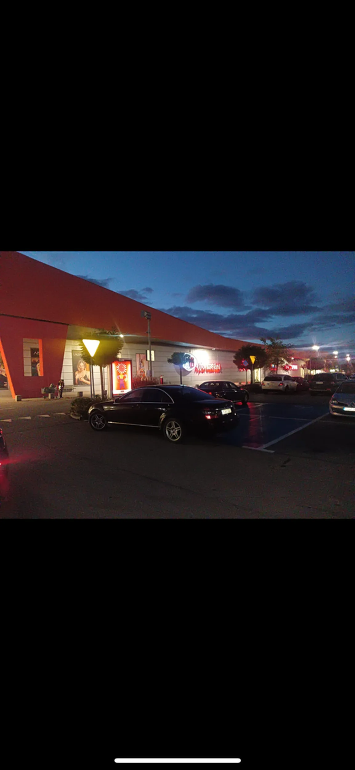 Chłop zajął 2 miejsca dla inwalidów w poprzek a obok wolne miejsce…